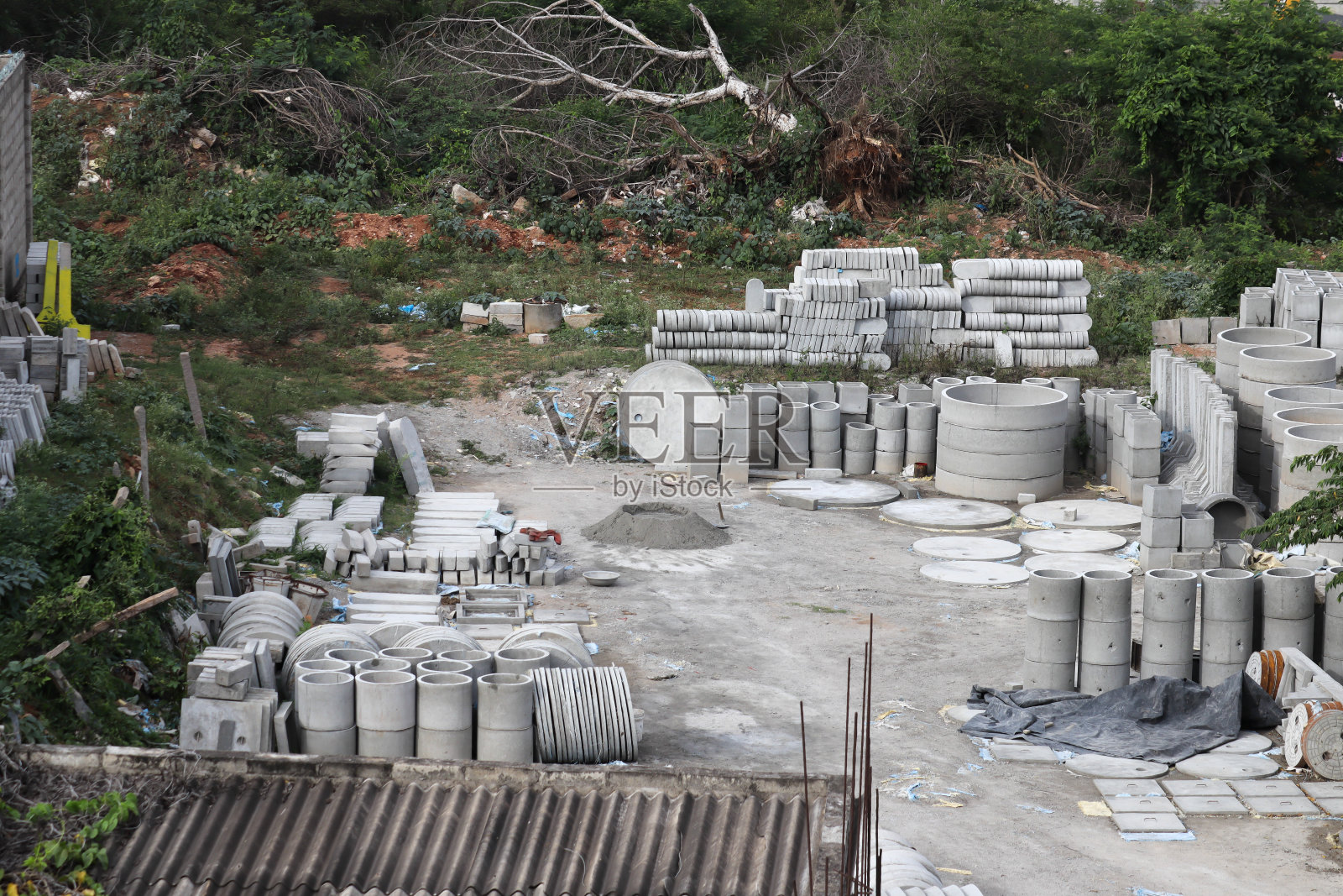 印度迈苏鲁的水泥预制工业，为土木工程建设制造环、隧道铸件、人孔盖。照片摄影图片