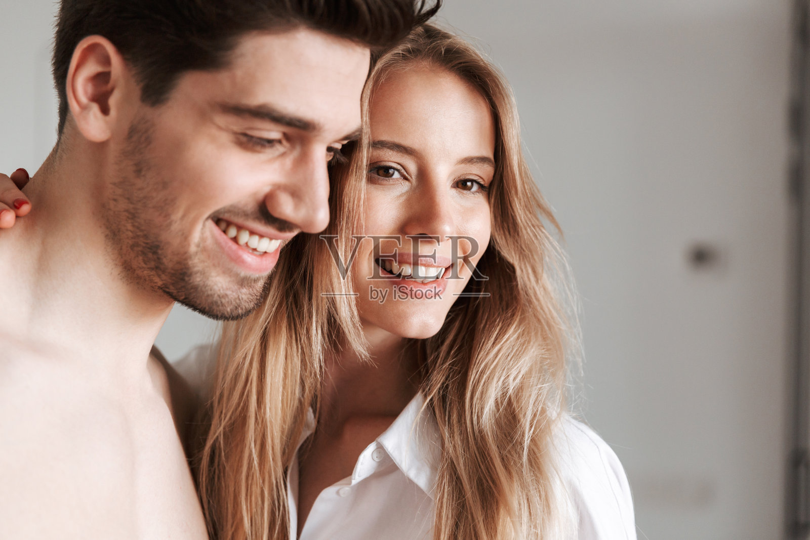 年轻可爱喜恩爱照片摄影图片