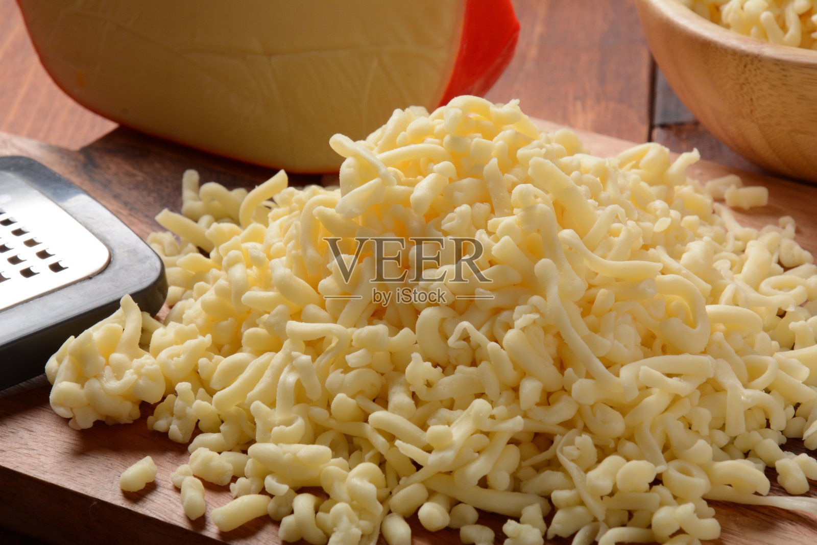 小木板上的碎奶酪堆照片摄影图片