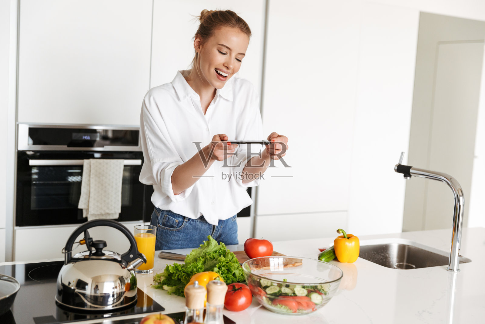 愉快的年轻女子正在拍照照片摄影图片