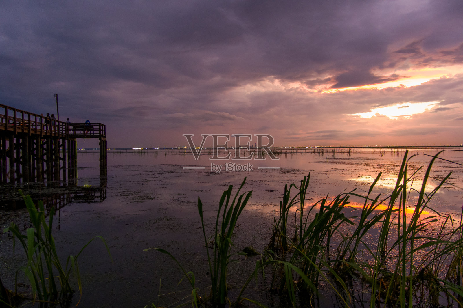 码头在日落时分照片摄影图片