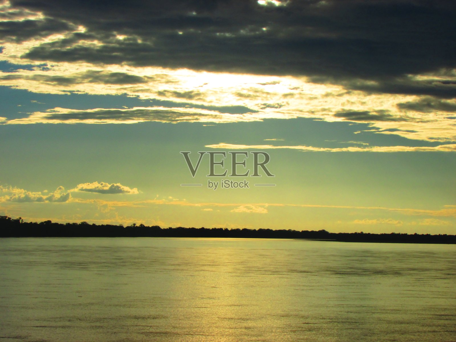 天空，白天和日落，乌卡亚利河。自然和丛林照片摄影图片