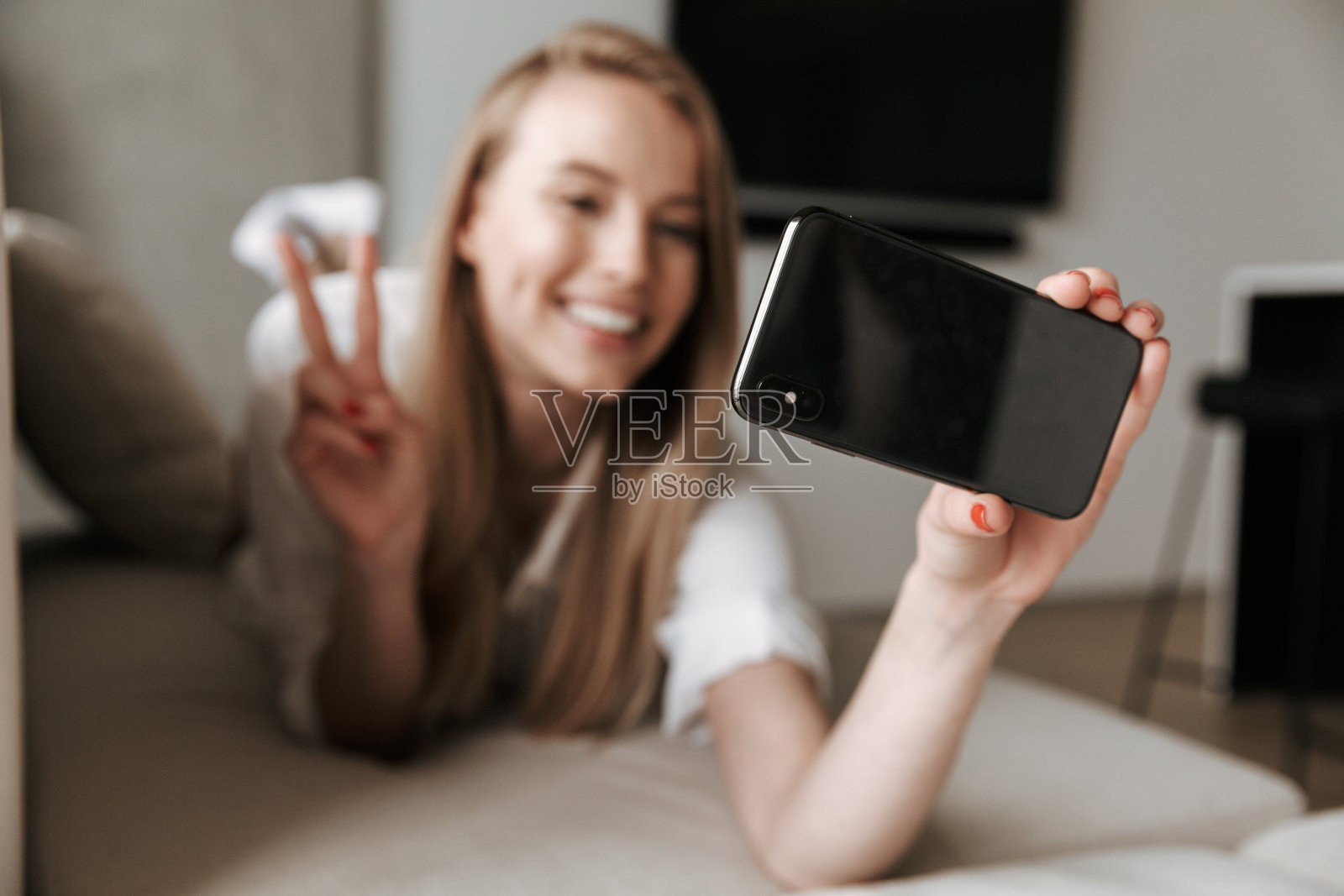 快乐可爱的年轻女子躺在室内照片摄影图片