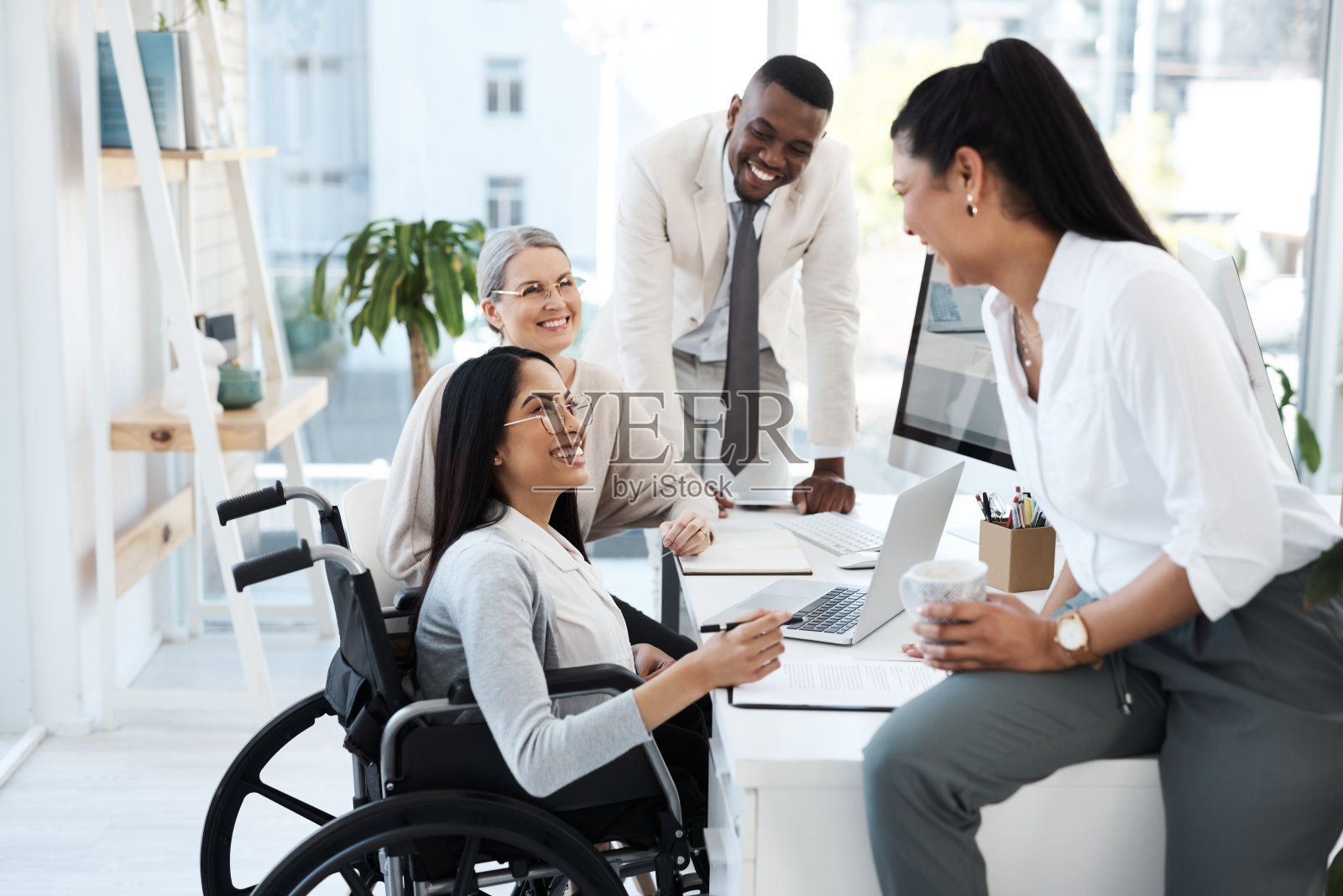 一群商务人士在他们的办公室里举行非正式会议照片摄影图片