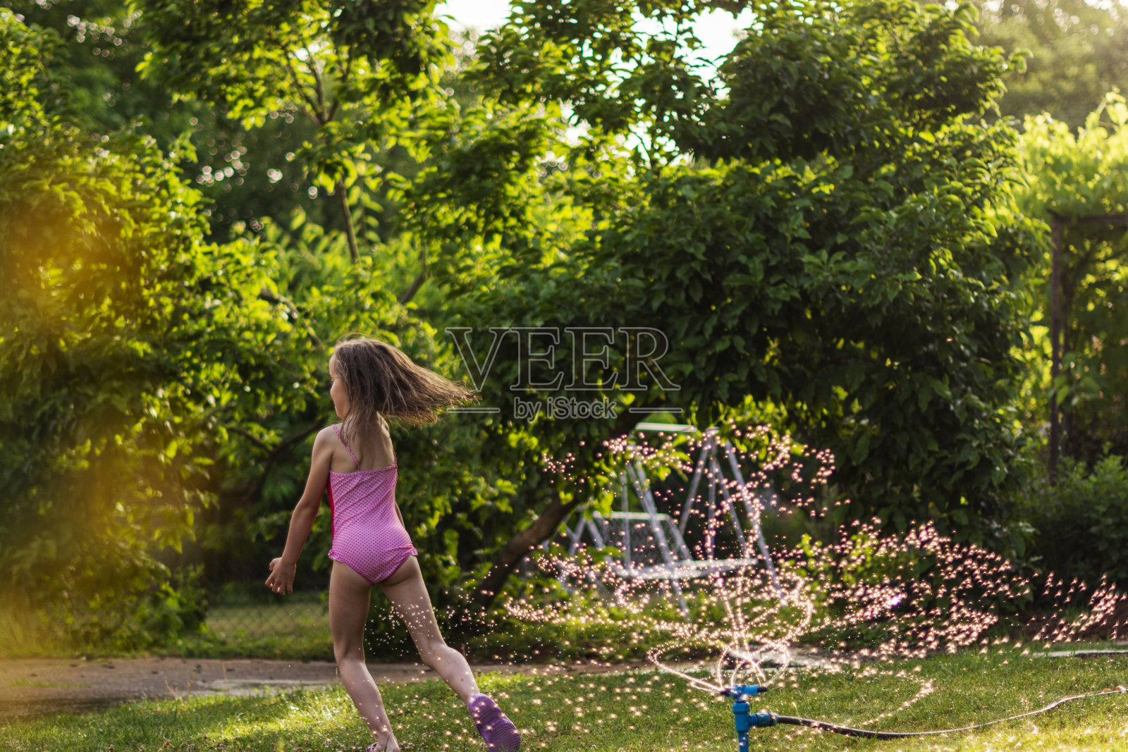 女孩在院子里玩照片摄影图片