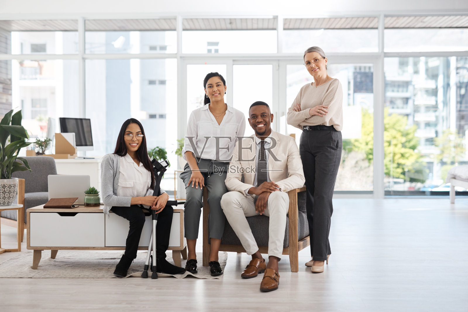 聚集在办公室的一群不同背景的商人全身照照片摄影图片