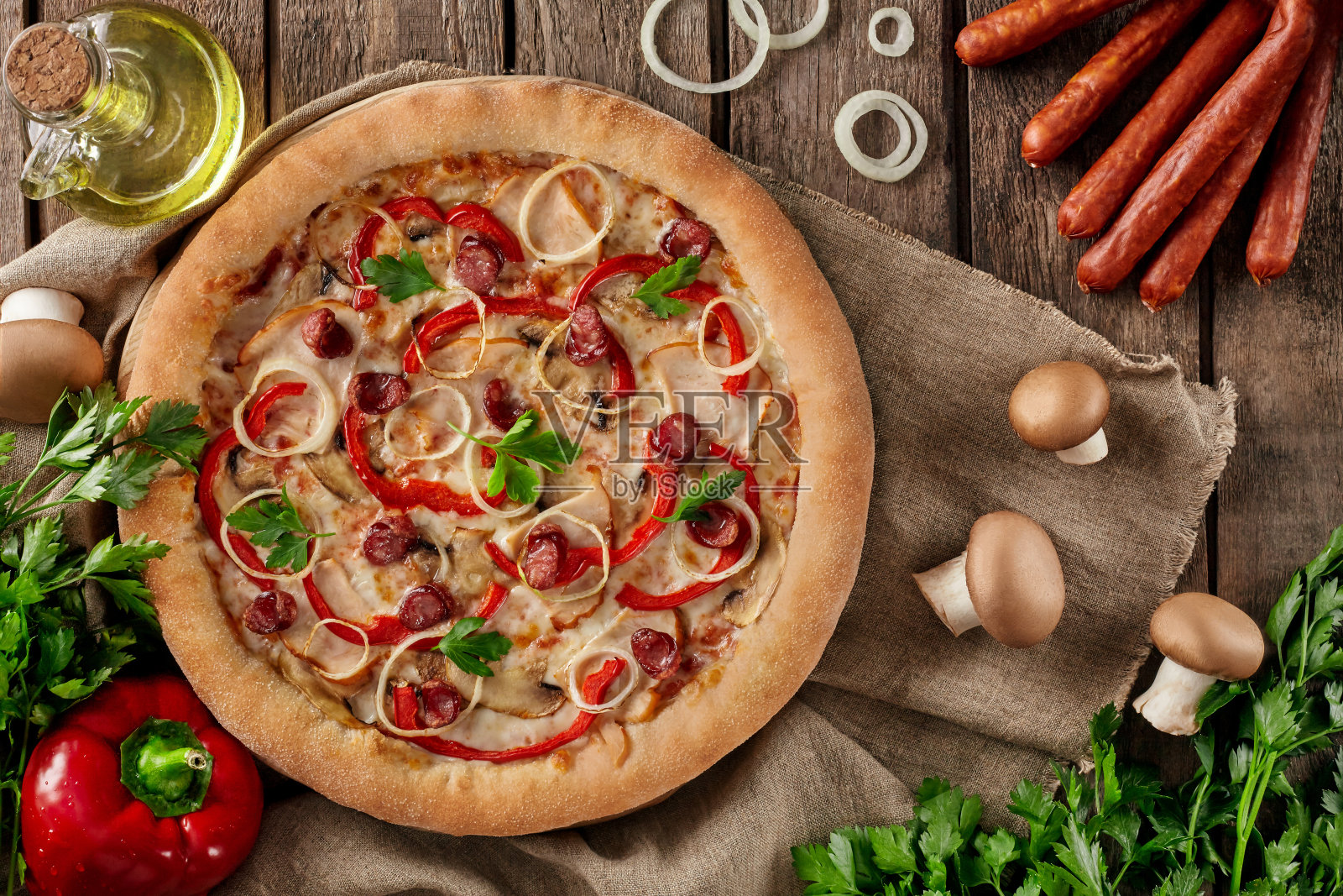 披萨配熏鸡肉、狩猎香肠、蘑菇、甜椒、洋葱和青菜照片摄影图片