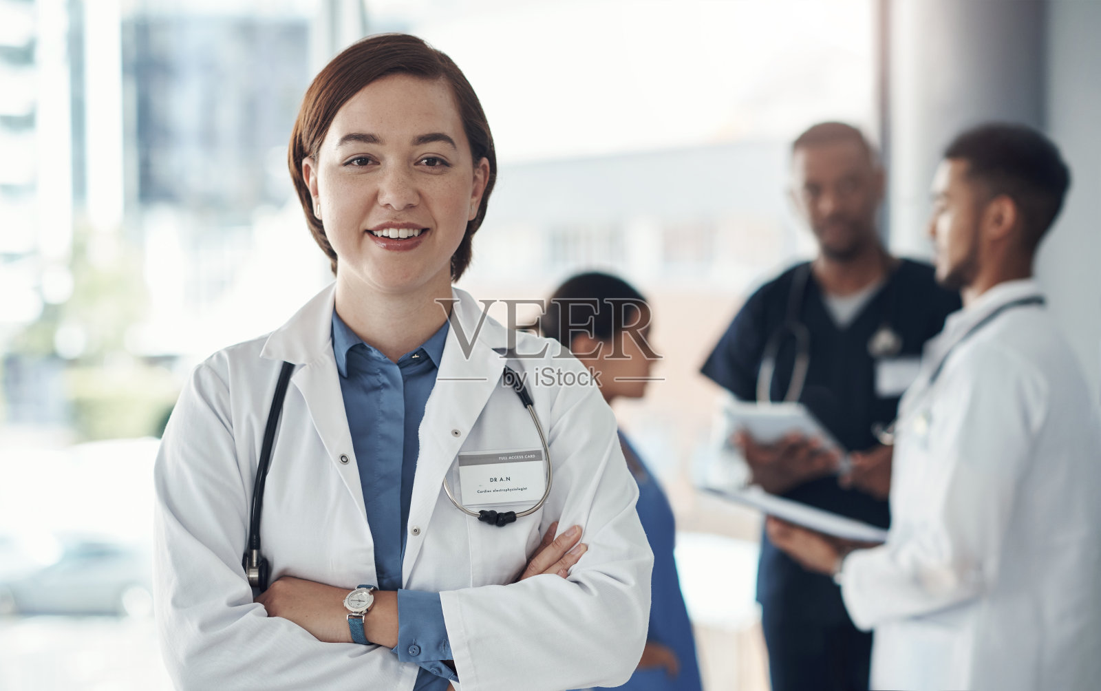 一个年轻的女医生站在医院的办公室里照片摄影图片