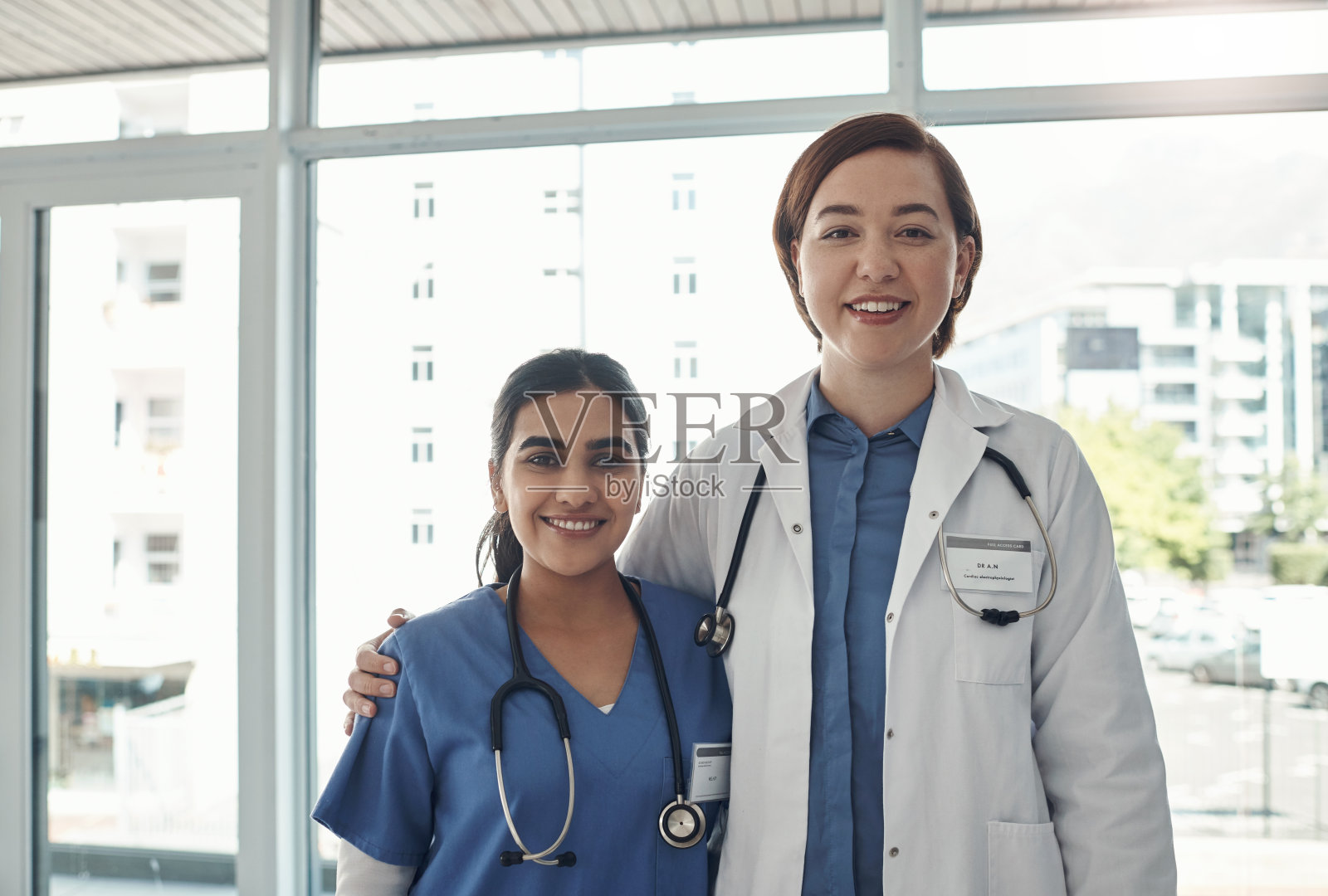 两名年轻医护人员在医院被拍摄照片摄影图片