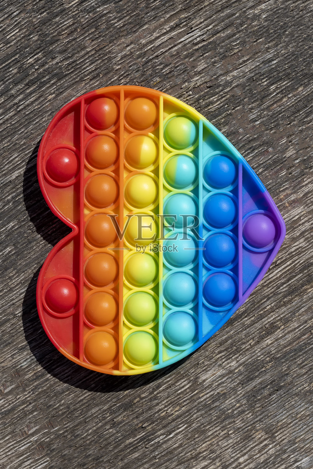 把玩具心放在灰色的背景上。从上面孤立地看。照片摄影图片