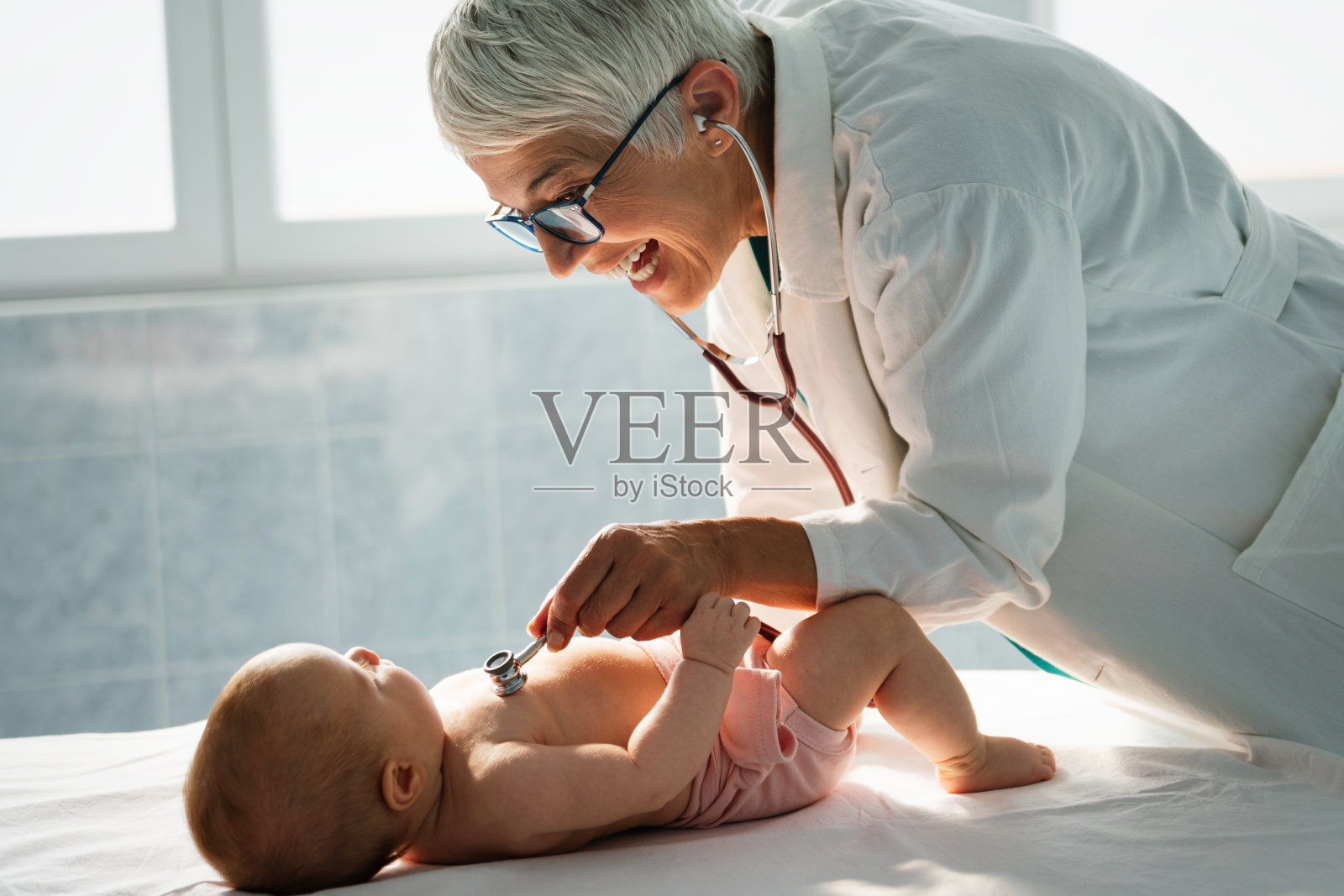 儿科医生检查婴儿。保健、人、考的理念照片摄影图片