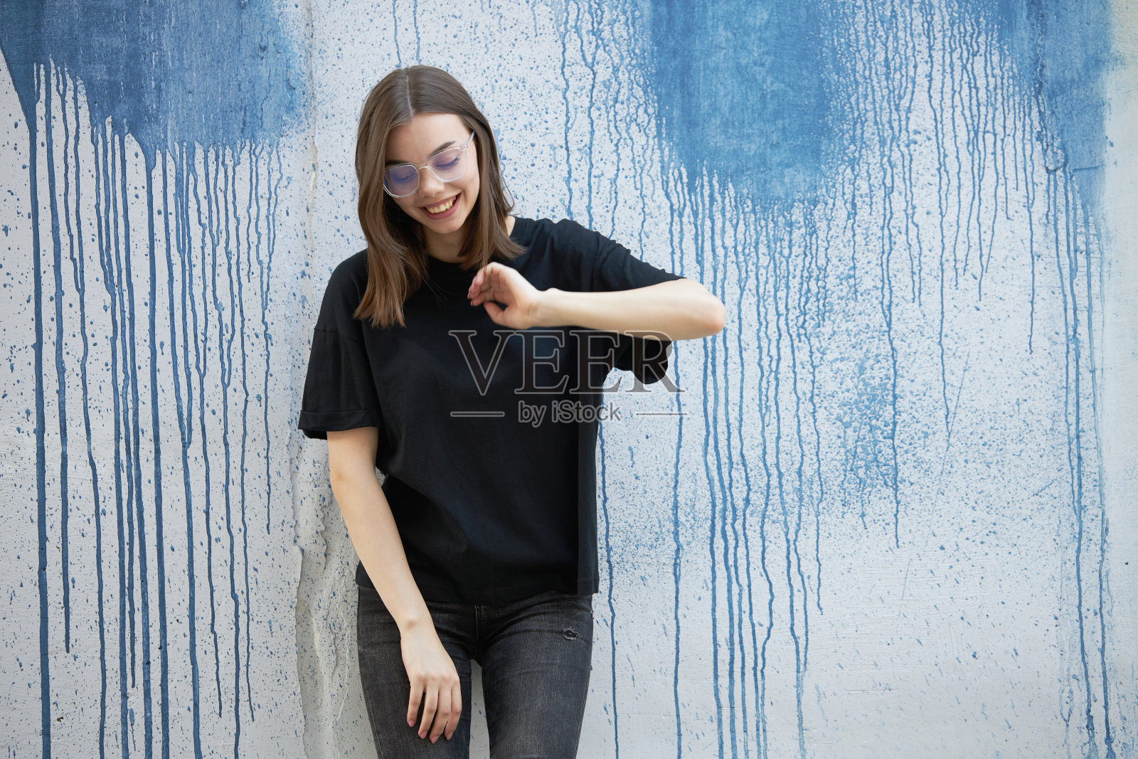 女人或女孩穿着黑色的空白棉t恤的空间为您的标志，模拟或设计在休闲的城市风格照片摄影图片