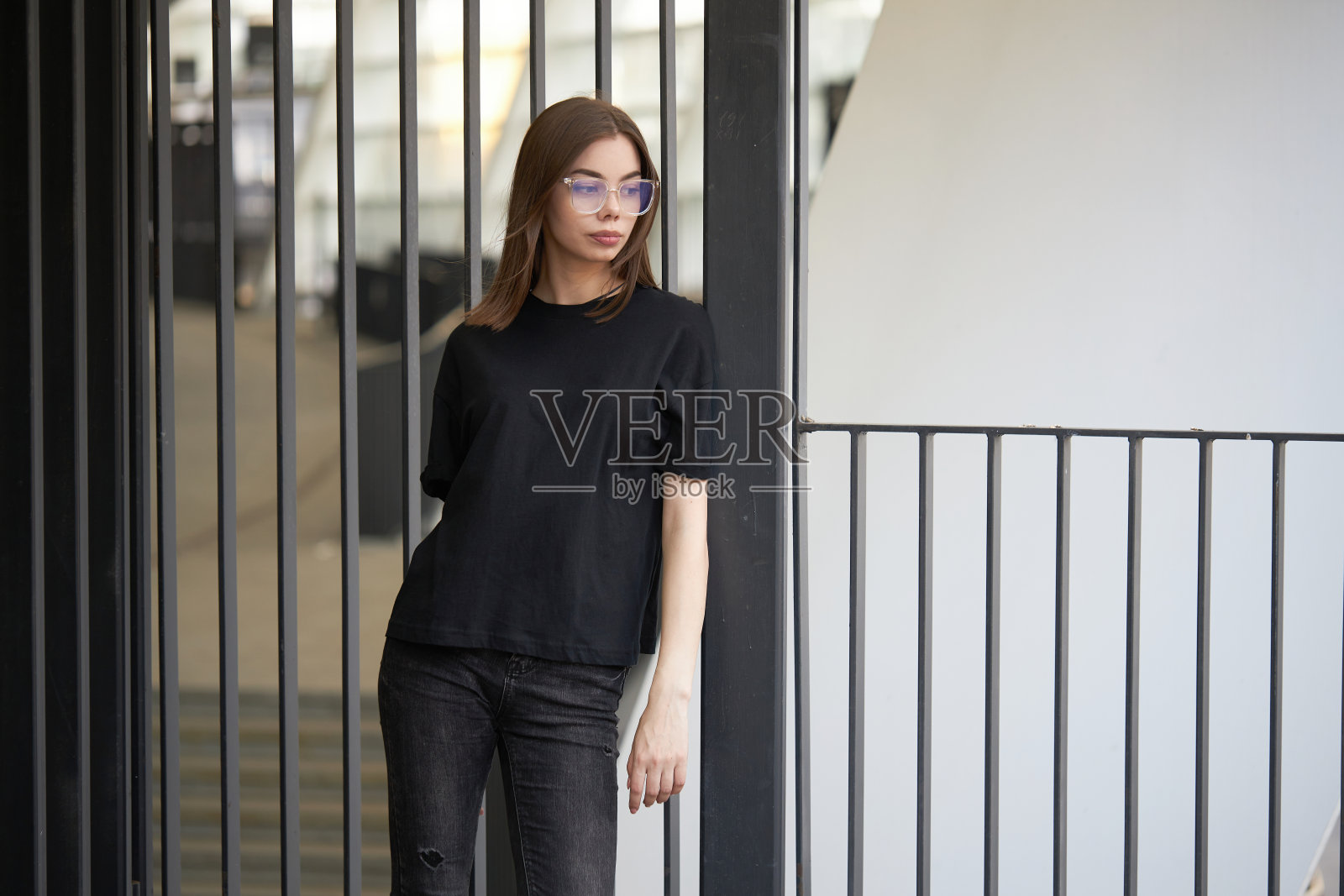 女人或女孩穿着黑色的空白棉t恤的空间为您的标志，模拟或设计在休闲的城市风格照片摄影图片