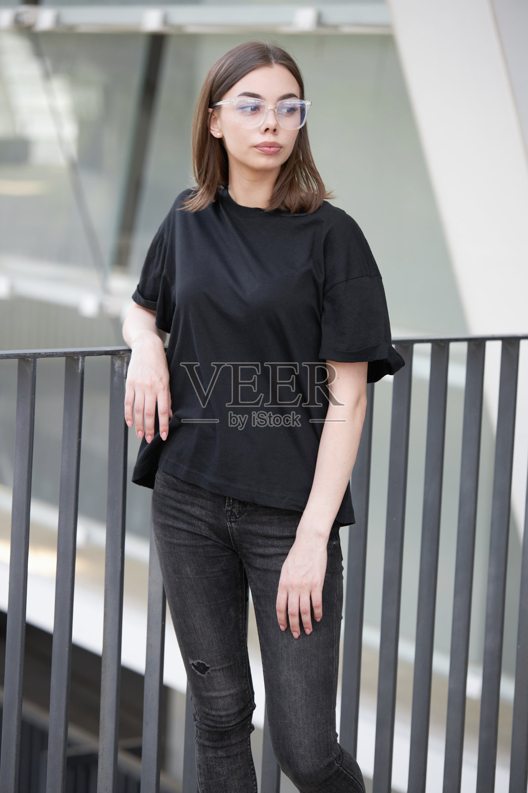 女人或女孩穿着黑色的空白棉t恤的空间为您的标志，模拟或设计在休闲的城市风格照片摄影图片