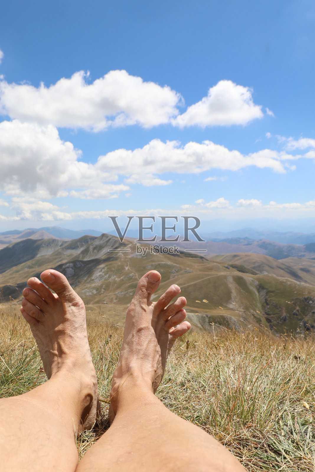 光着脚的步行者在高山徒步旅行后照片摄影图片