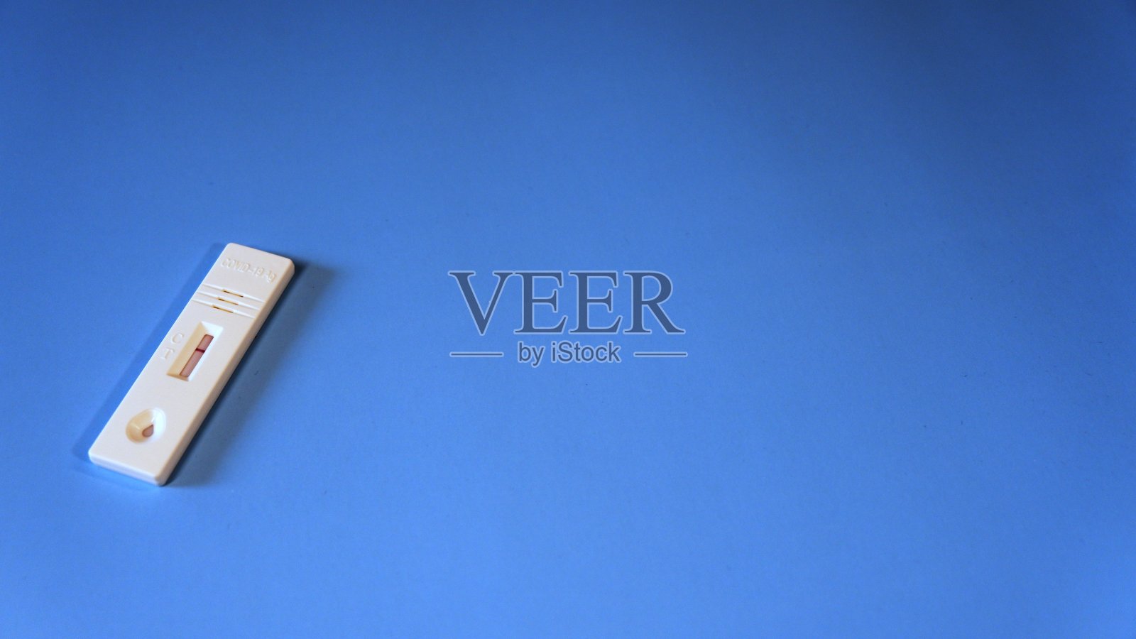 冠状病毒19快速检测在蓝色背景照片摄影图片