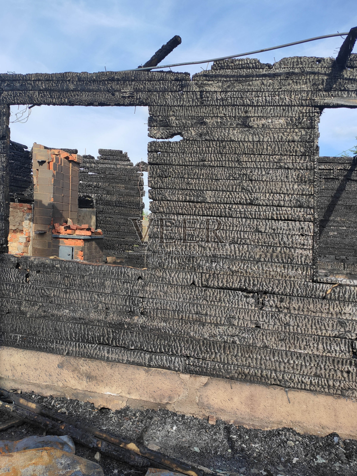 烧毁的木屋，烧焦的住所，灰烬照片摄影图片