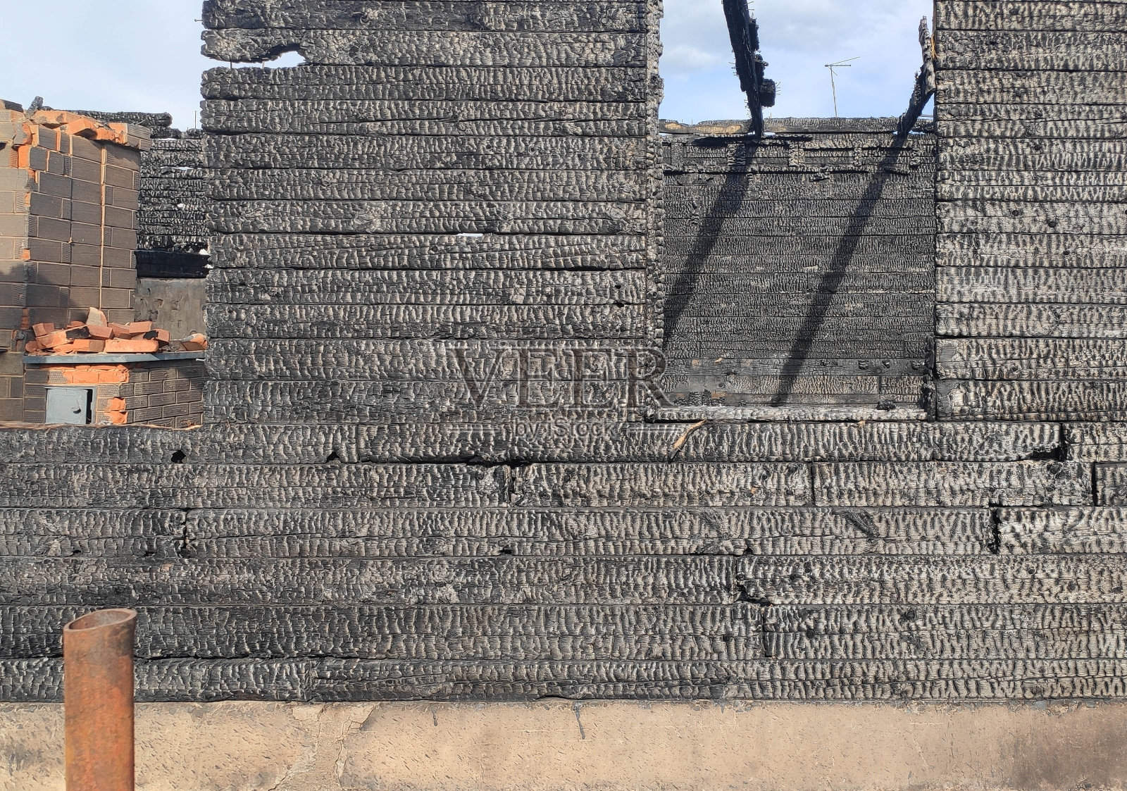 烧毁的木屋，烧焦的住所，灰烬照片摄影图片