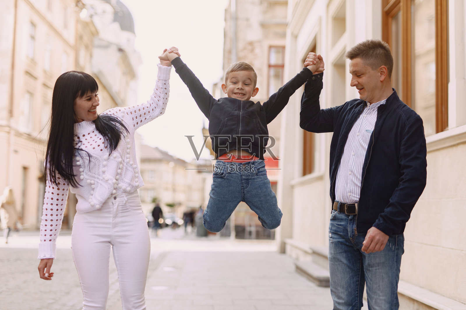可爱的一家人在夏天的城市里玩耍照片摄影图片