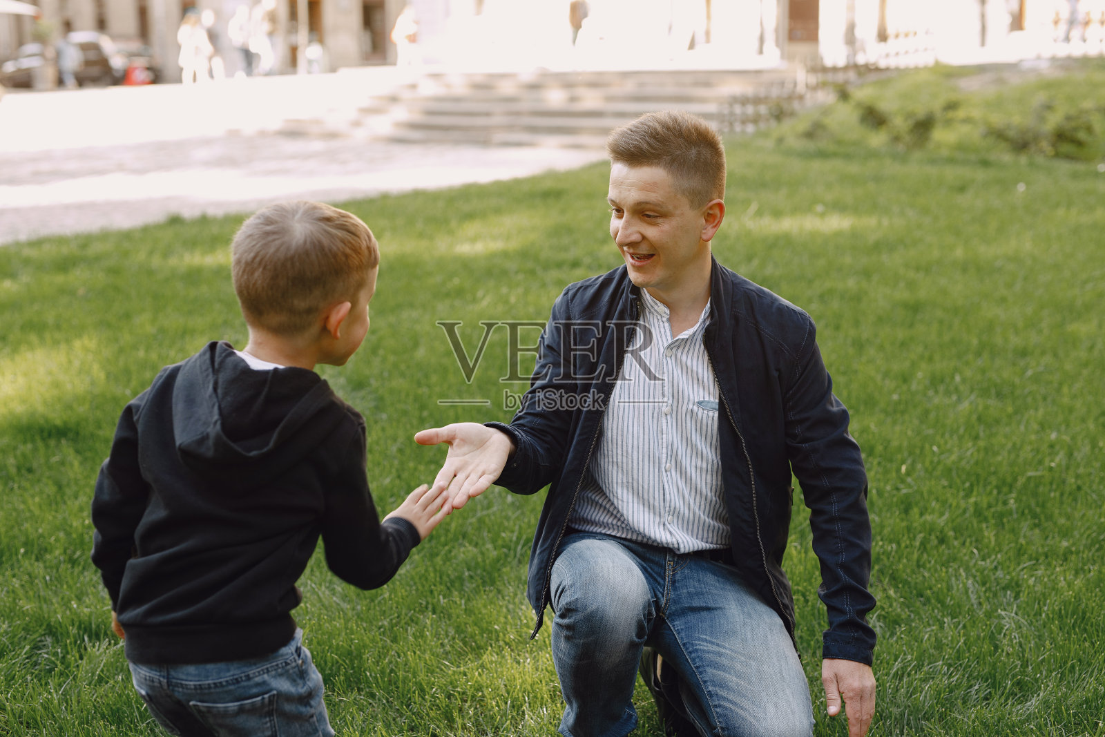 可爱的一家人在夏天的公园里玩耍照片摄影图片