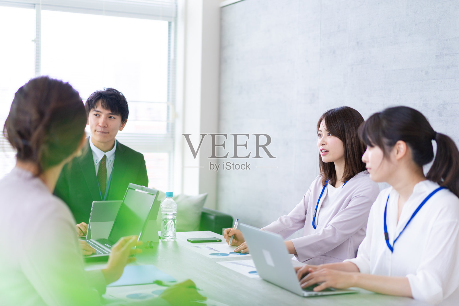 员工在办公室开会照片摄影图片