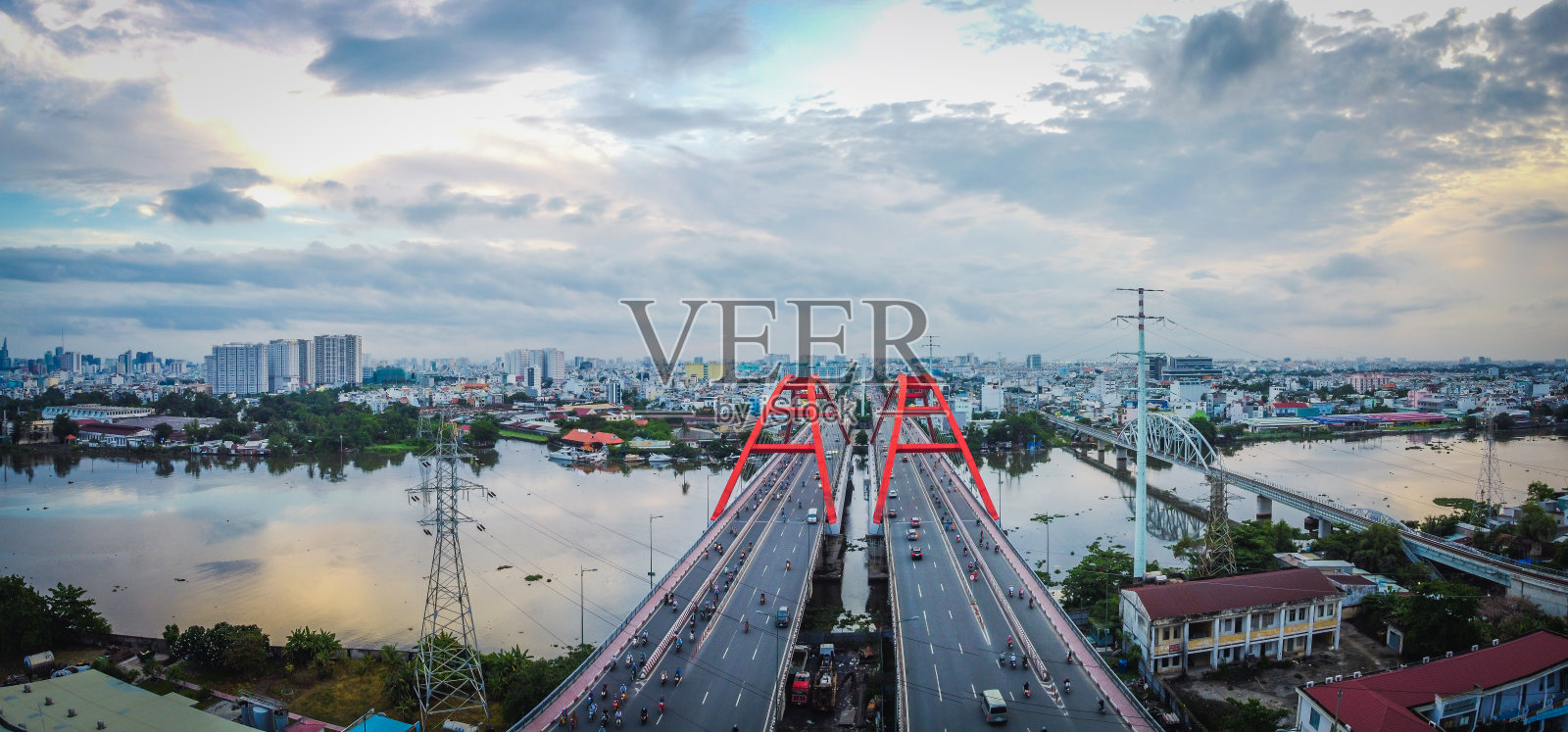 越南胡志明市，平来桥和杜德市高速公路上美丽的日落照片摄影图片