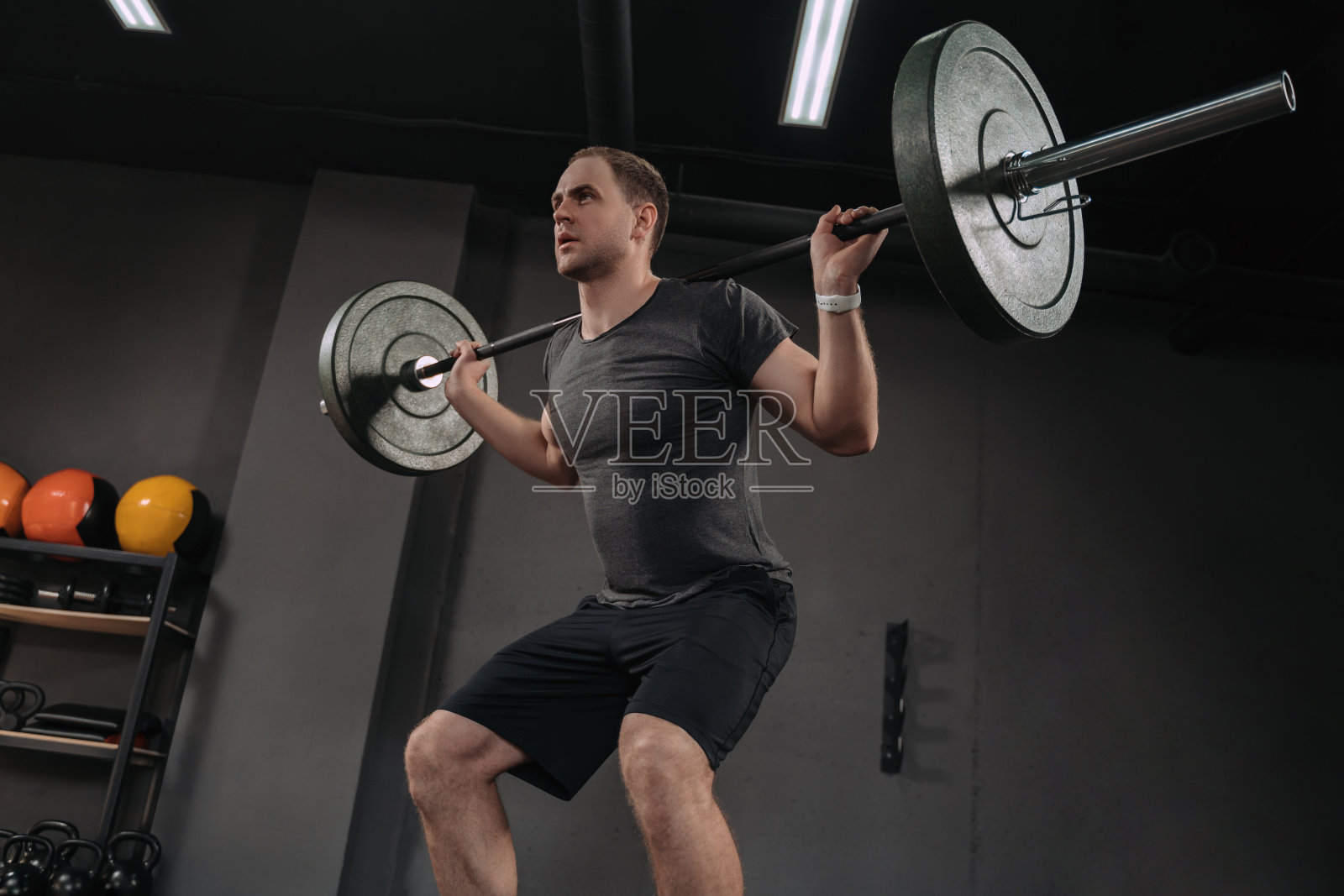肌肉发达的运动员在健身房用杠铃锻炼照片摄影图片