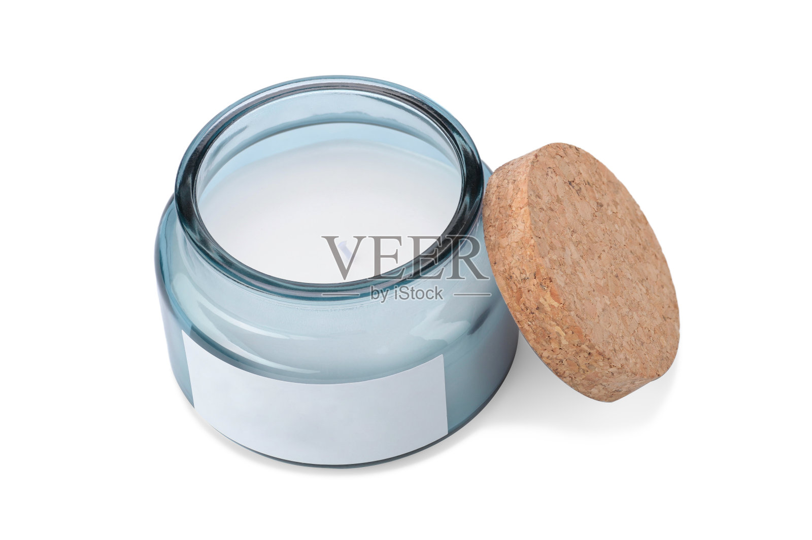 在白色绝缘背景上，有香味的新未使用的蜡烛在玻璃上。照片摄影图片