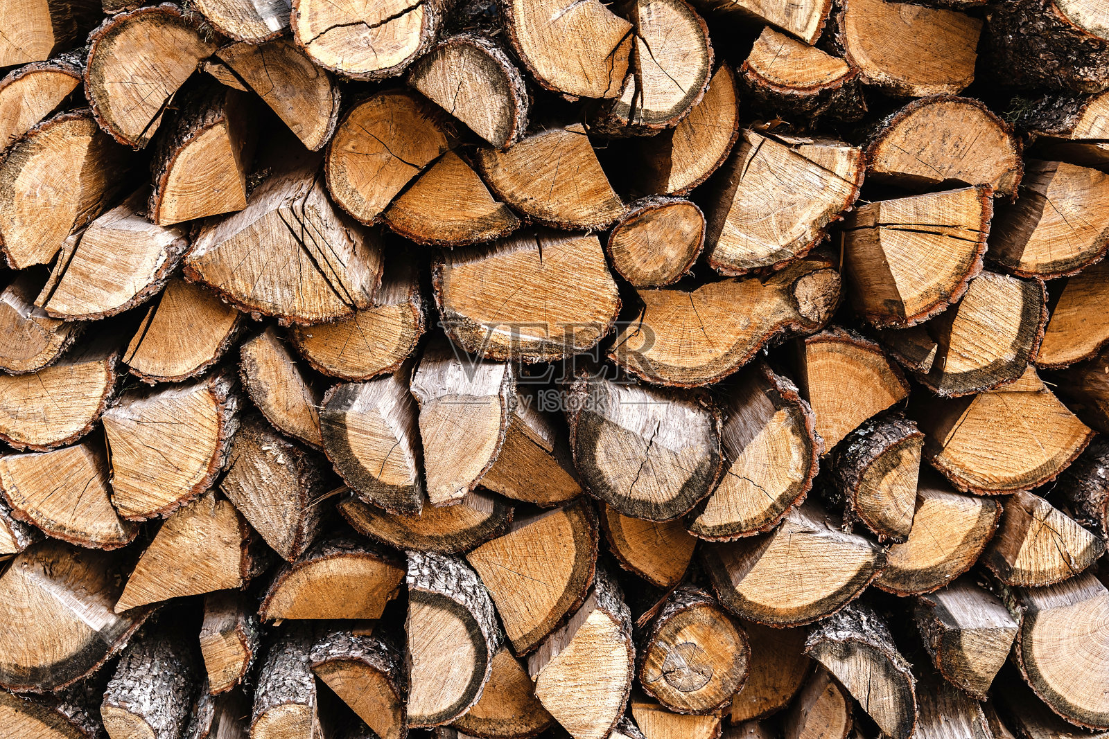 劈开的木头堆在一起。原木为您的设计背景。照片摄影图片