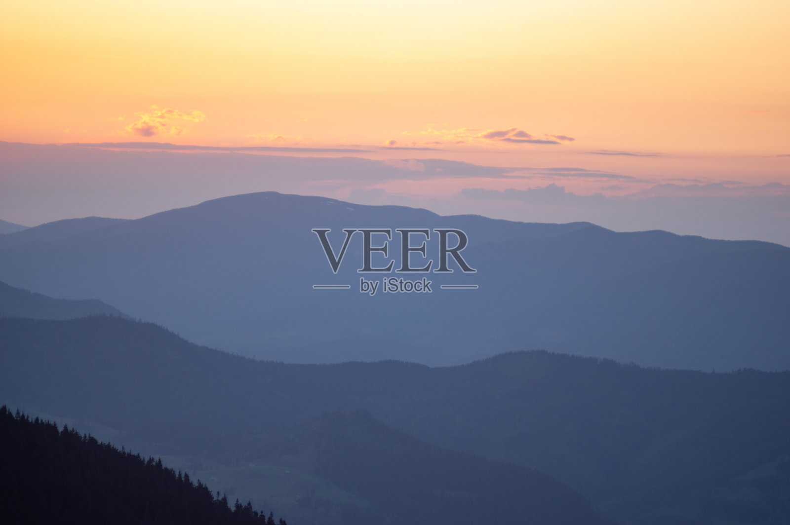 喀尔巴阡山黄昏时美丽的橙色天空照片摄影图片