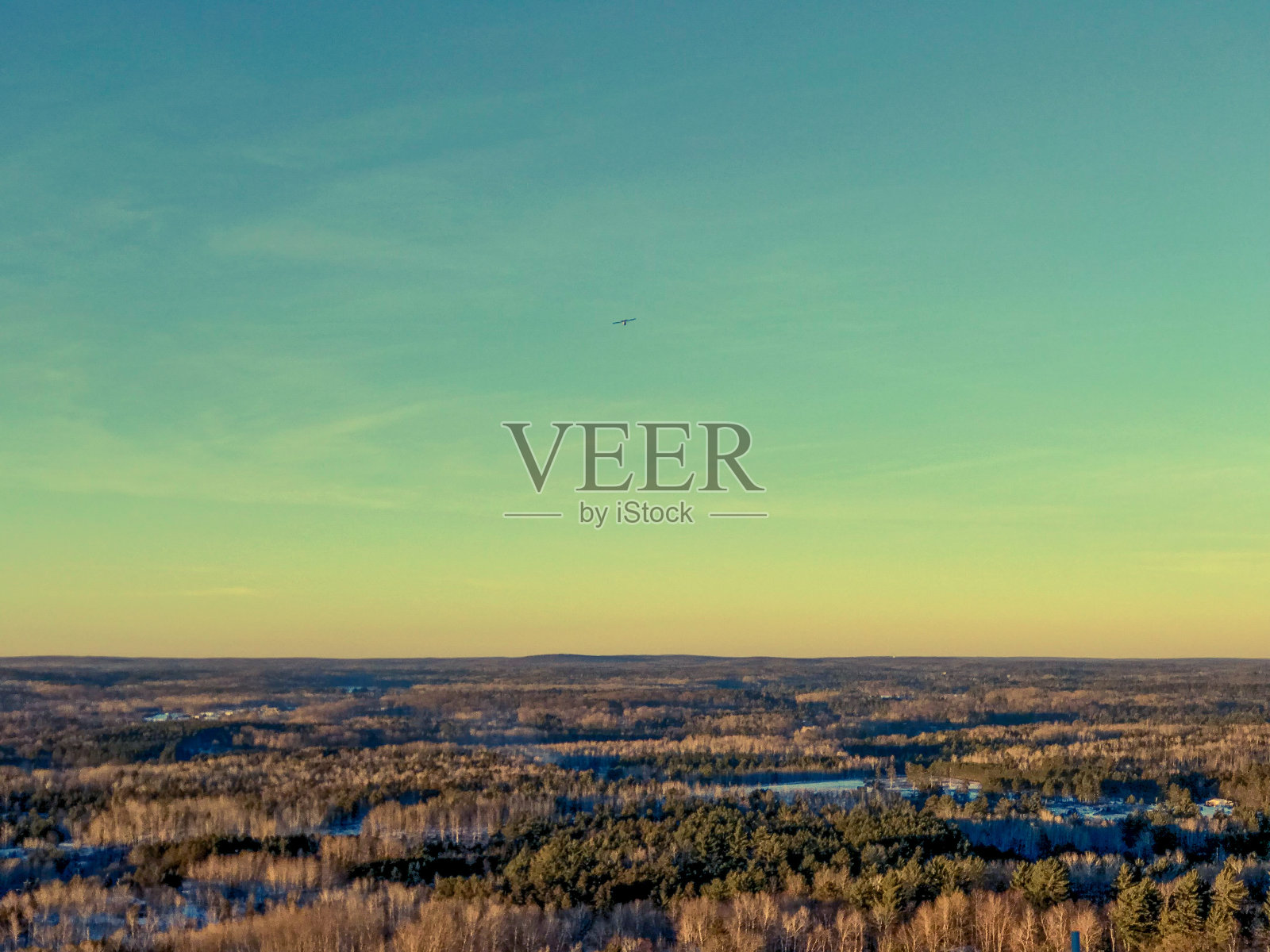 山上的傍晚。照片摄影图片