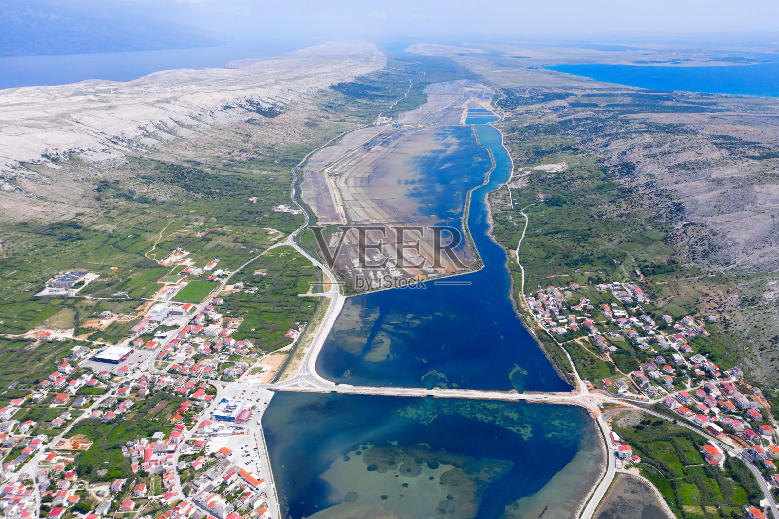 帕格盐场的鸟瞰图照片摄影图片