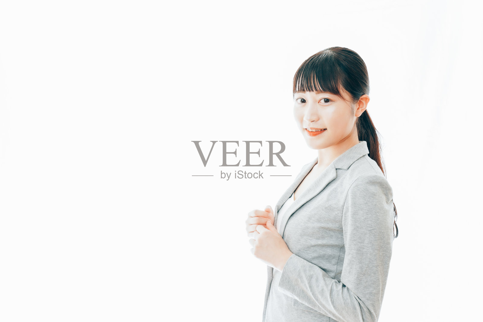 办公室里微笑的女商人照片摄影图片