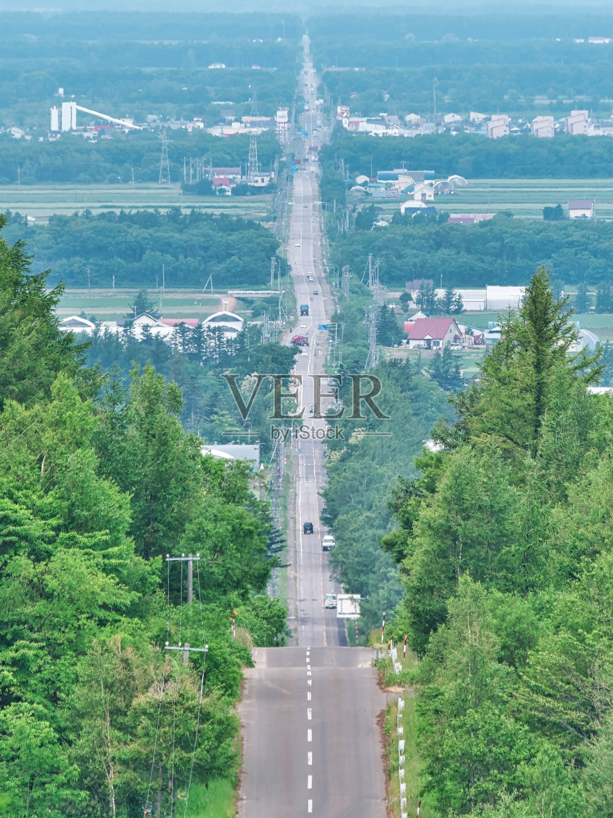 日本北海道，通往天堂的漫长而笔直的道路照片摄影图片