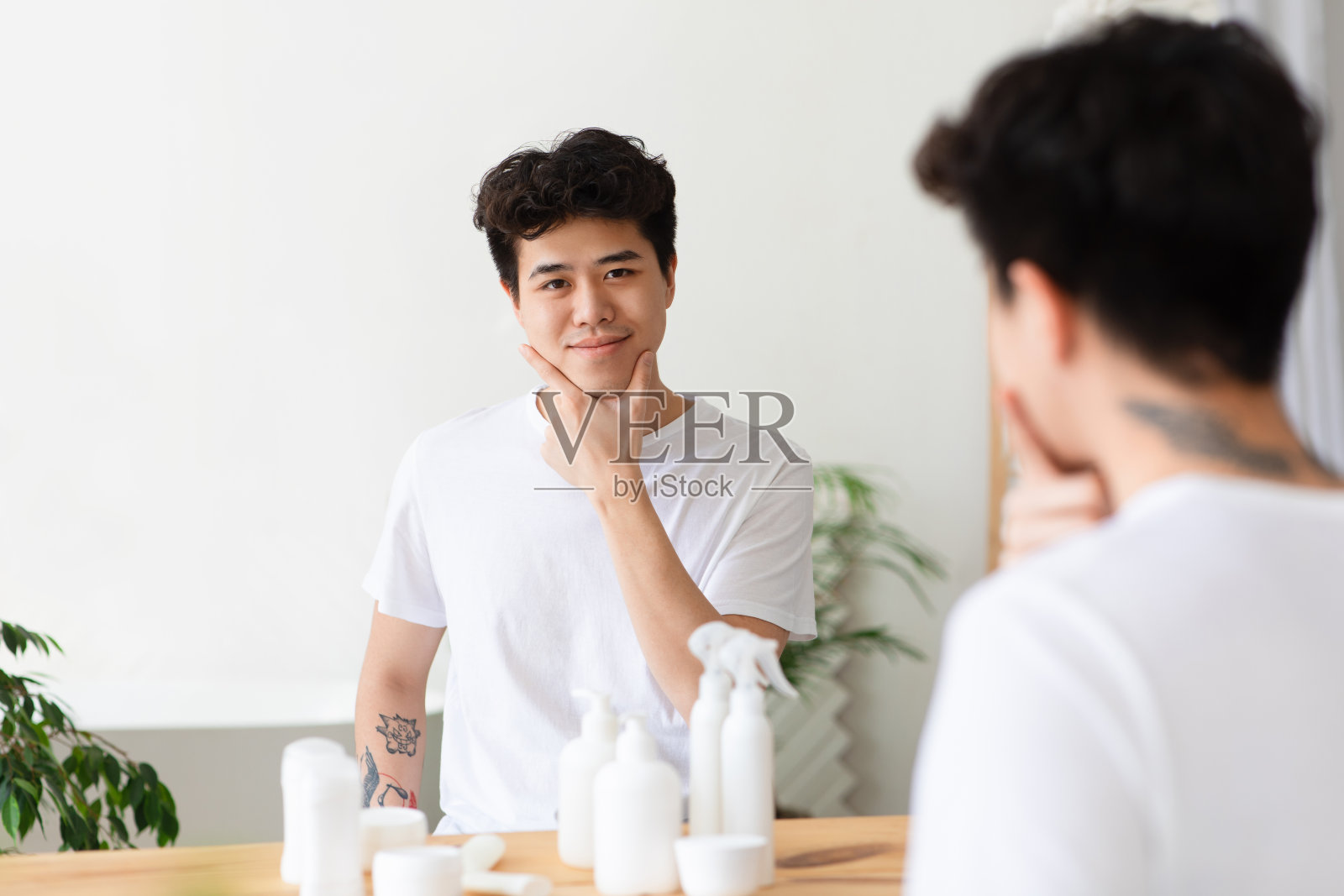 剃须后柔软的皮肤，积极的情绪和男性化妆品照片摄影图片