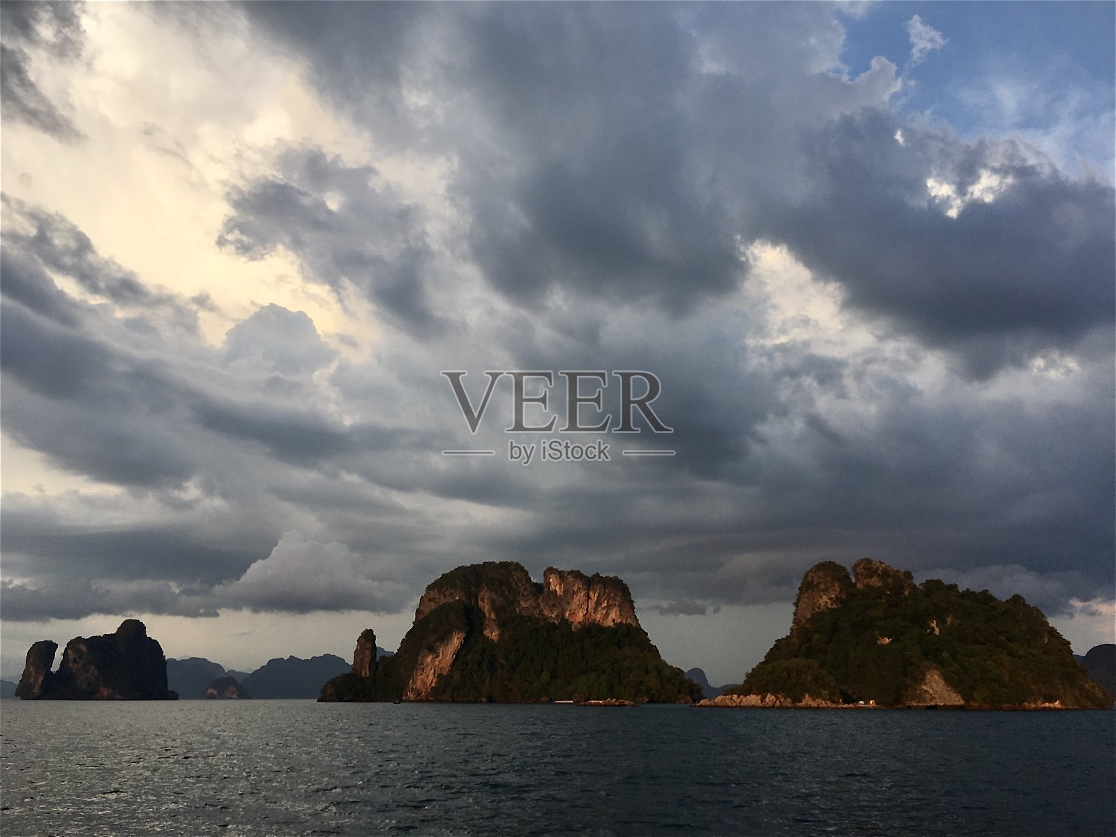 泰国甲米海洋自然公园美丽的海景在傍晚的时间，在自然阳光的概念下，文本引用或背景使用的空白复制空间照片摄影图片