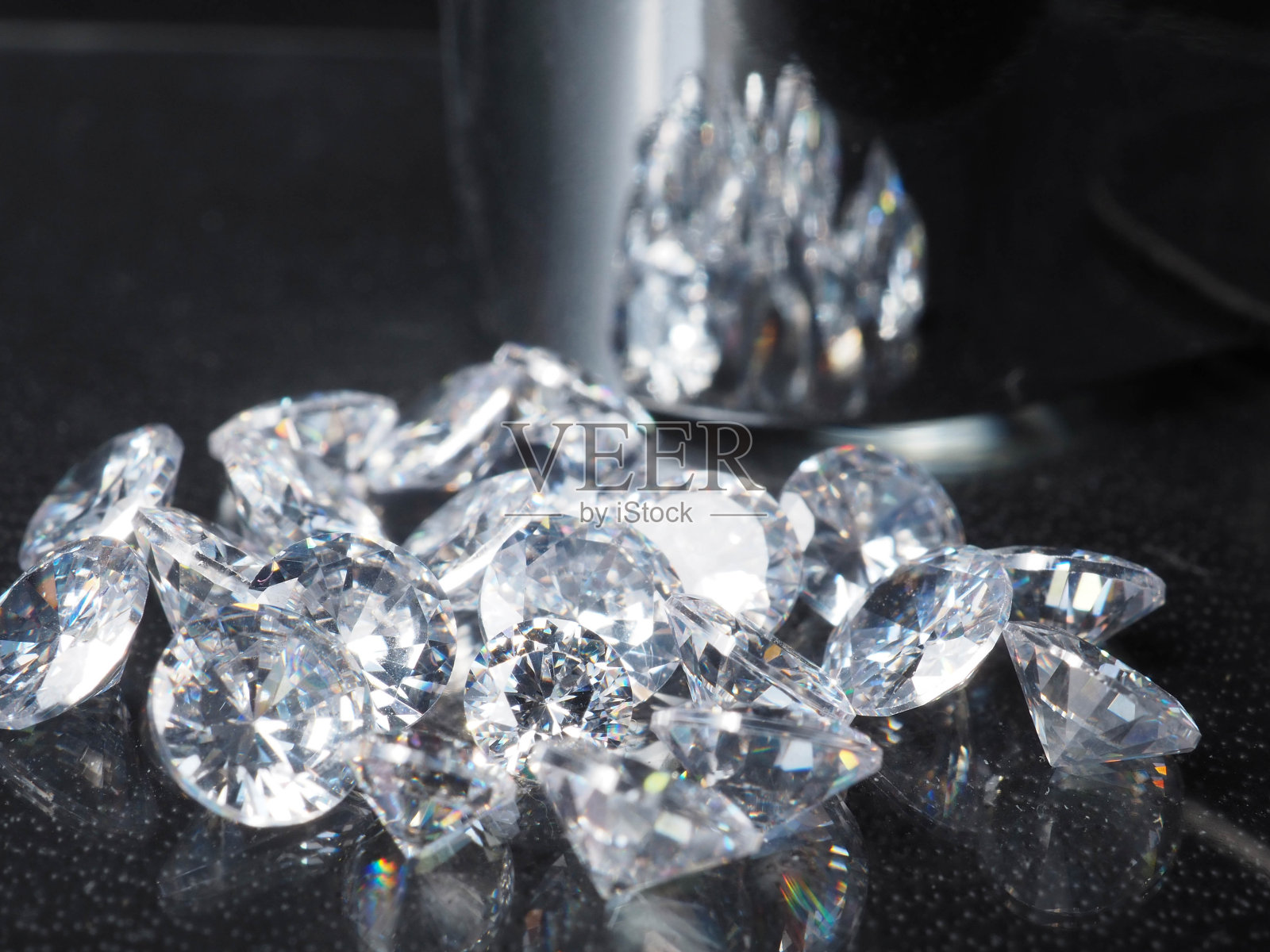 近距离拍摄闪亮的钻石照片摄影图片