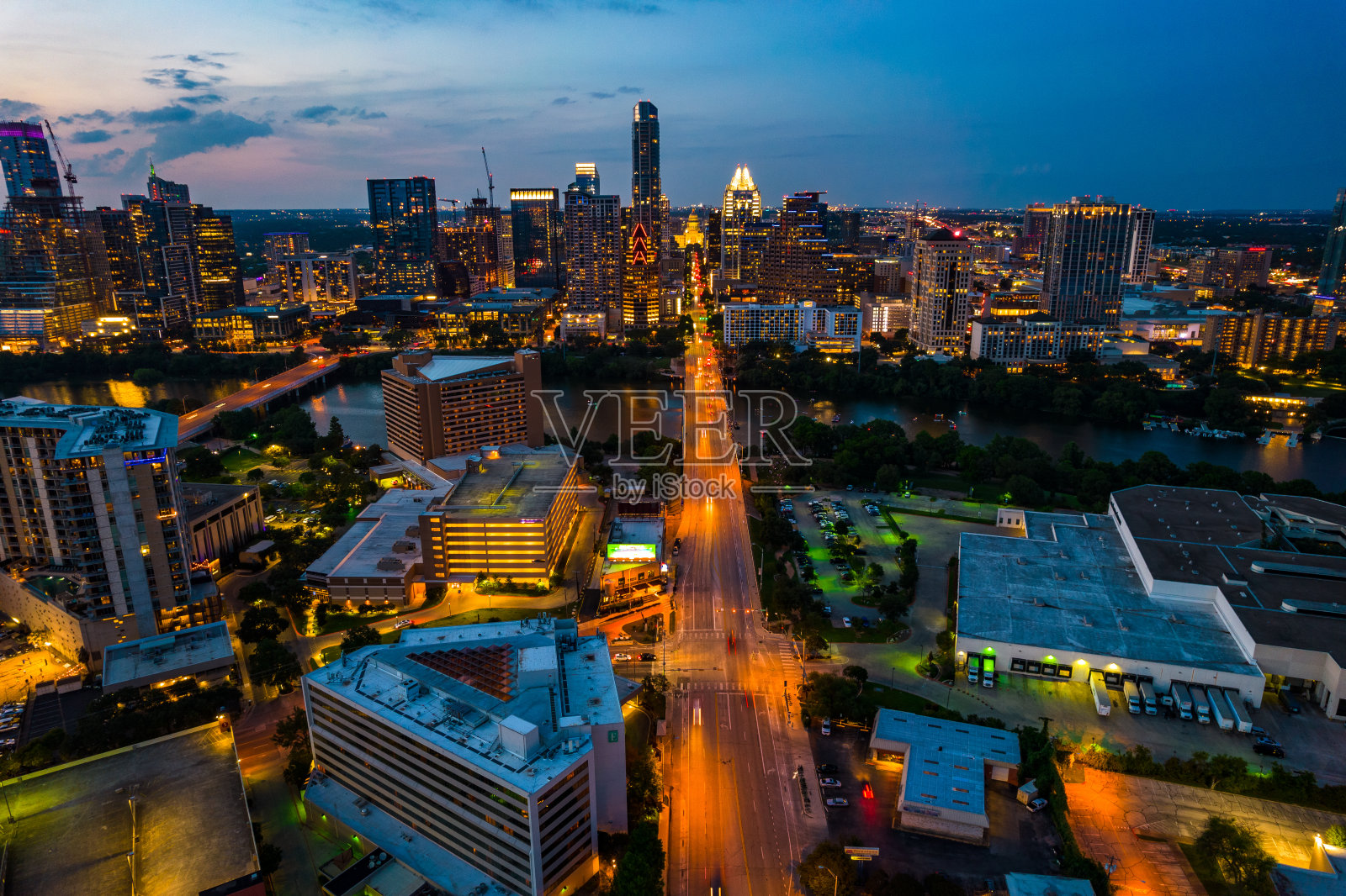 南国会桥蓝色小时日落在奥斯汀得克萨斯州城市景观照片摄影图片