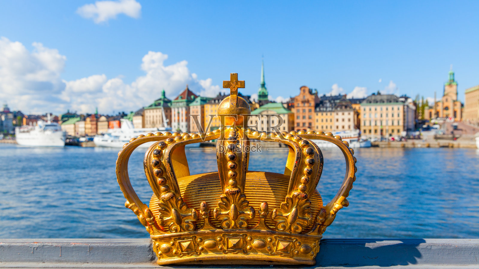 斯德哥尔摩斯凯普斯霍姆桥上的金冠照片摄影图片