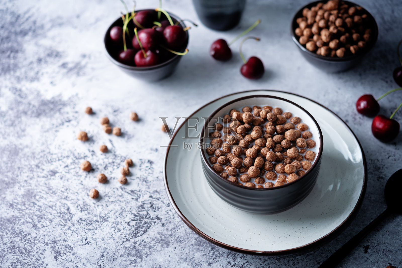 新鲜的早餐，巧克力球和牛奶碗照片摄影图片