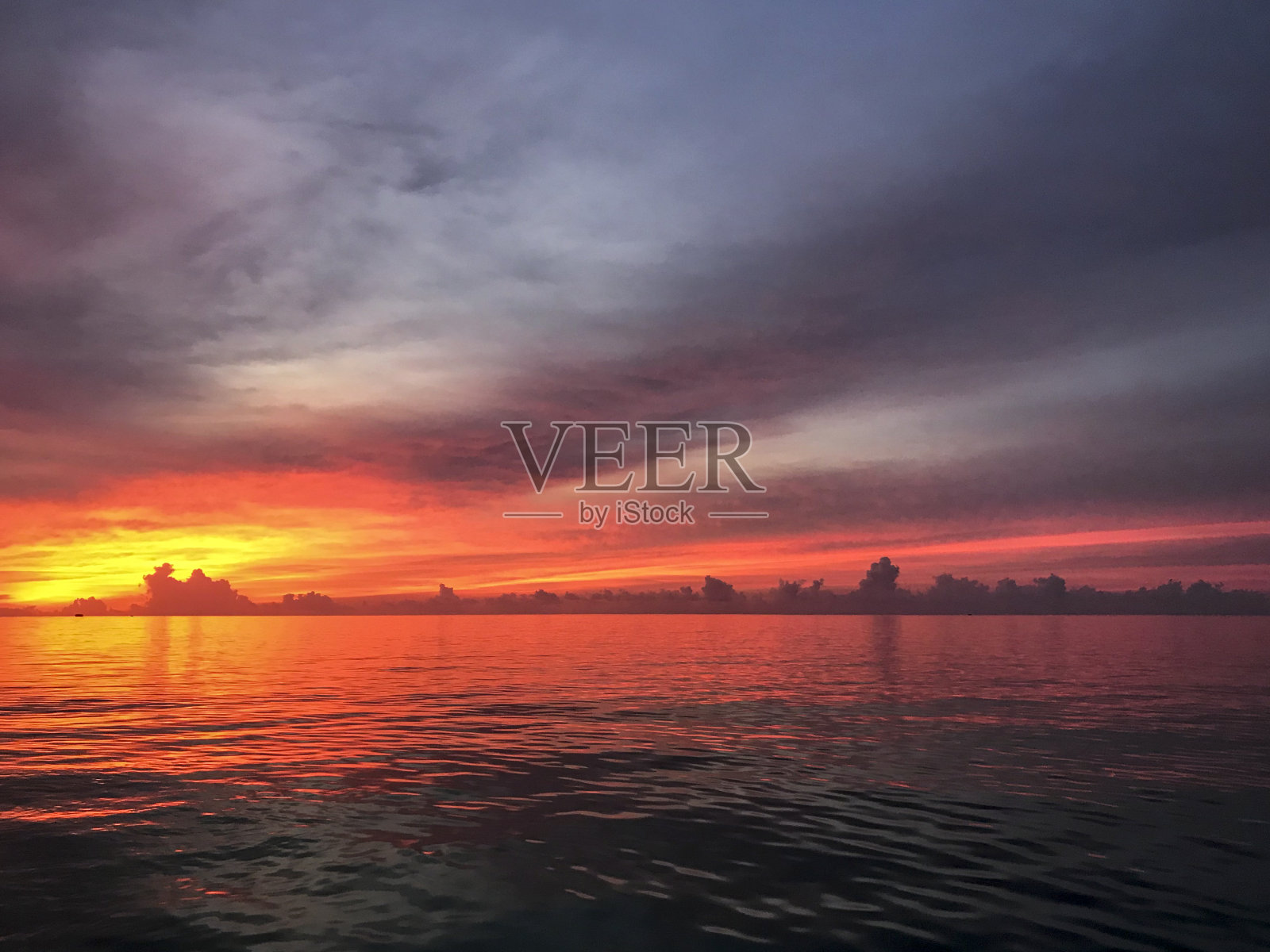 马尔代夫南阿里环礁海滩上的日落照片摄影图片