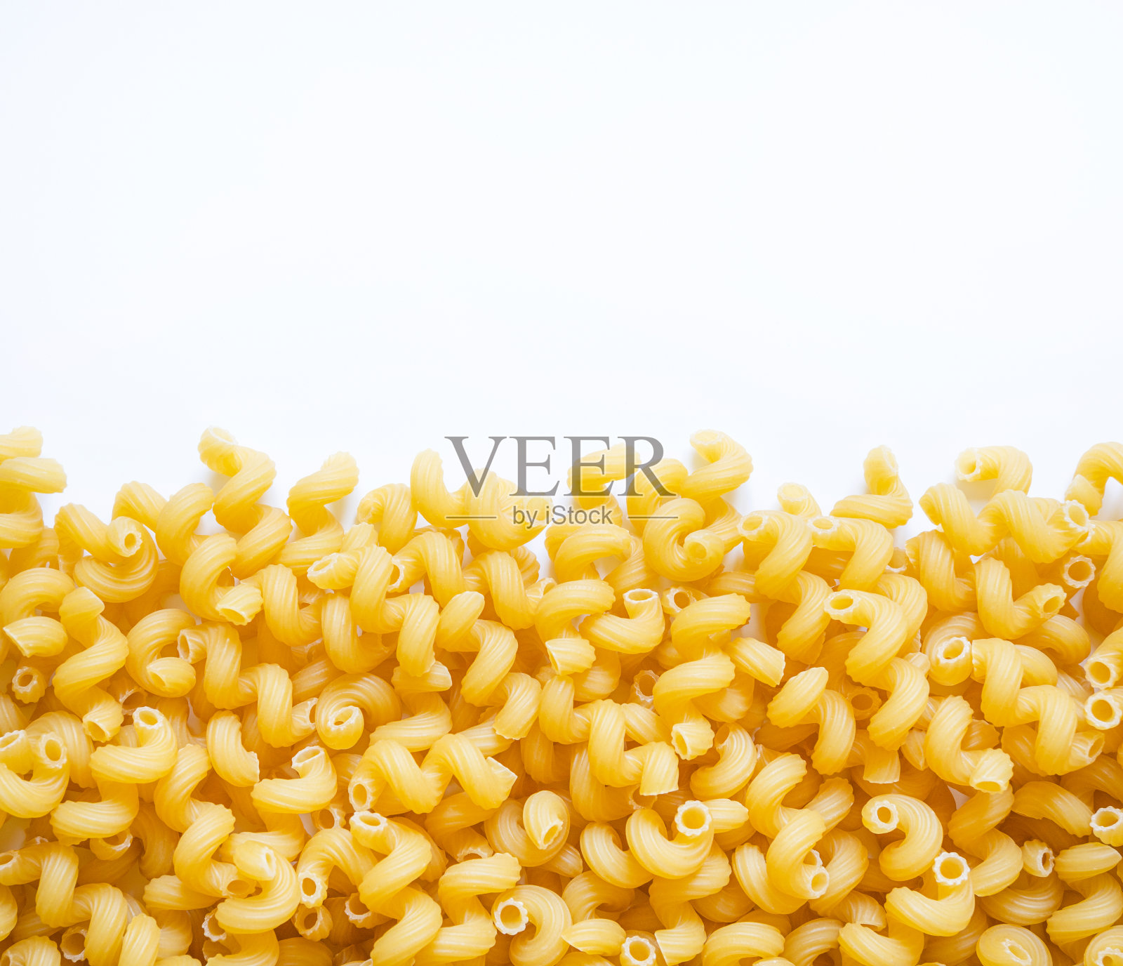很多螺旋状的意大利面放在白色的背景上照片摄影图片