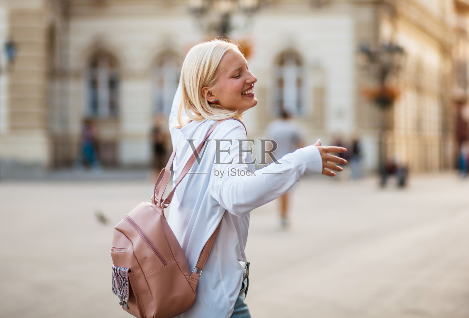 微笑的女孩。照片摄影图片