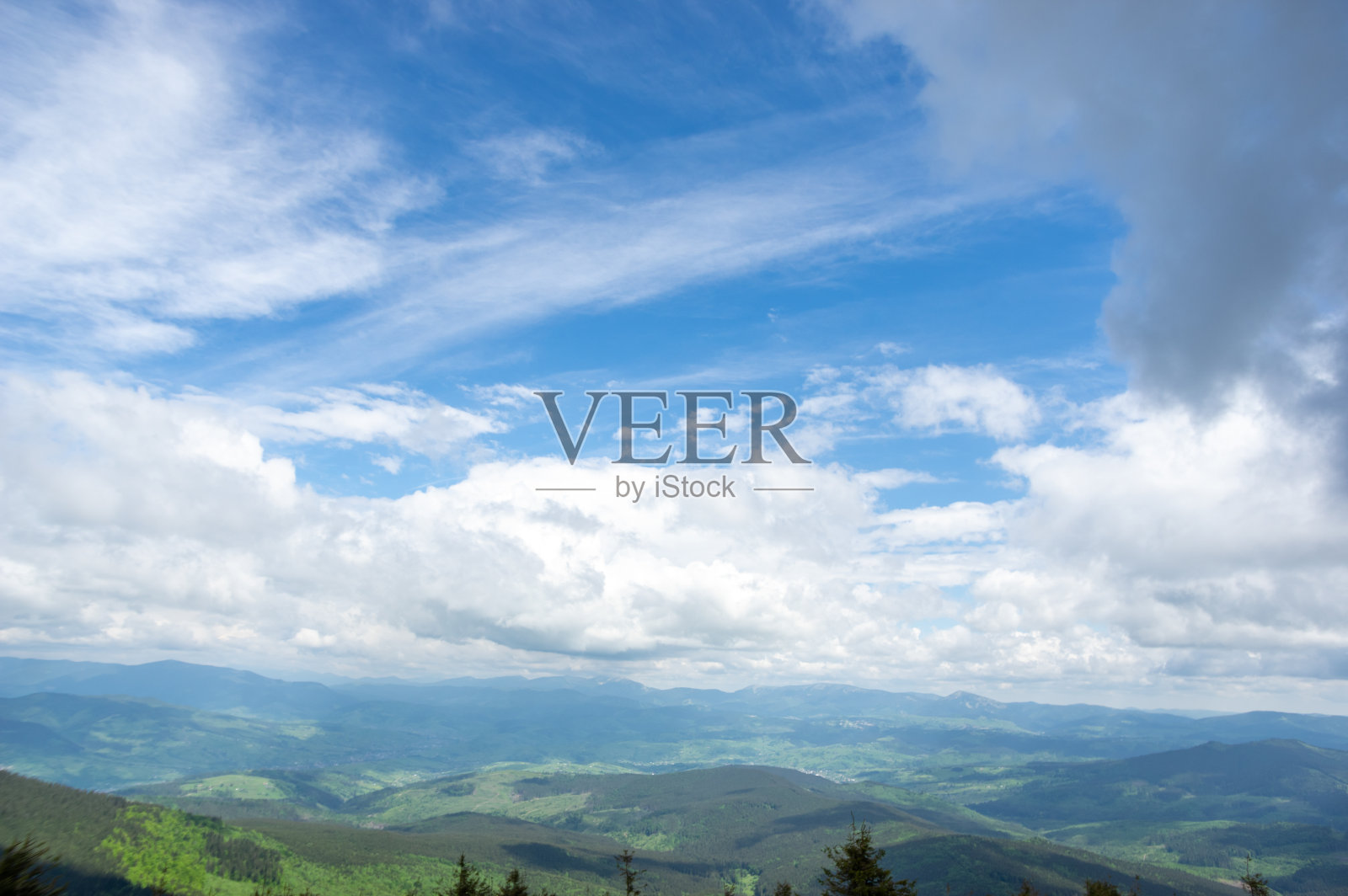 乌克兰喀尔巴阡山脉美丽的山脉和森林景观照片摄影图片