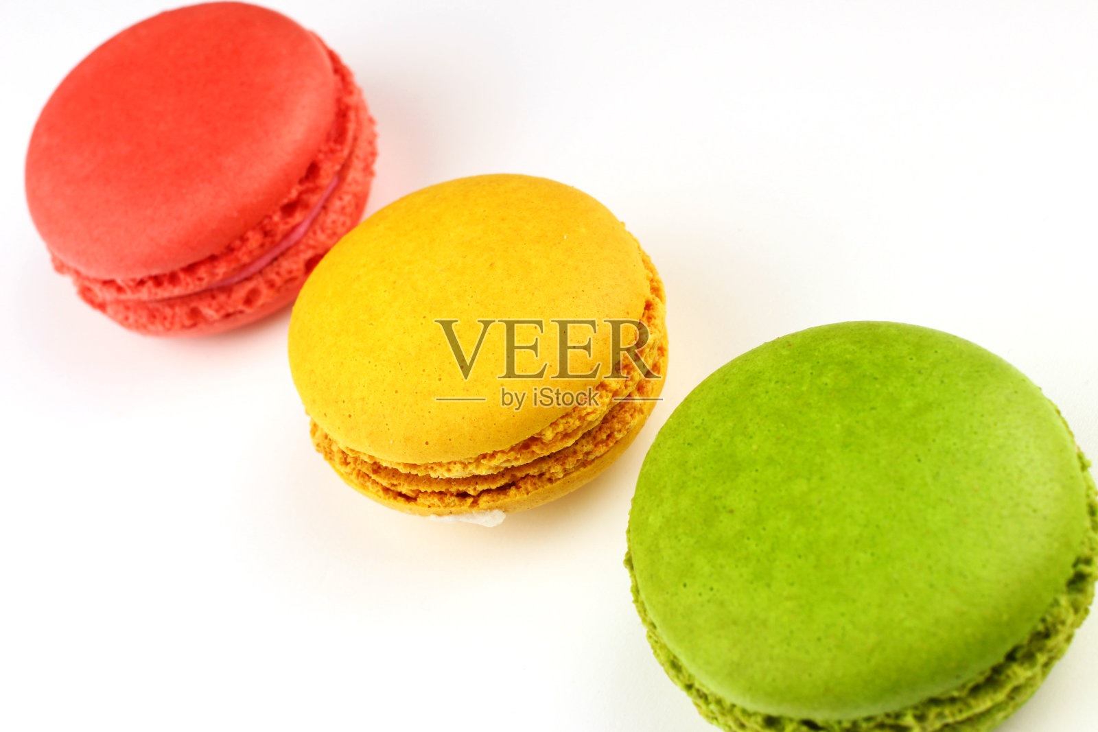 白色背景上的几块马卡龙甜饼照片摄影图片