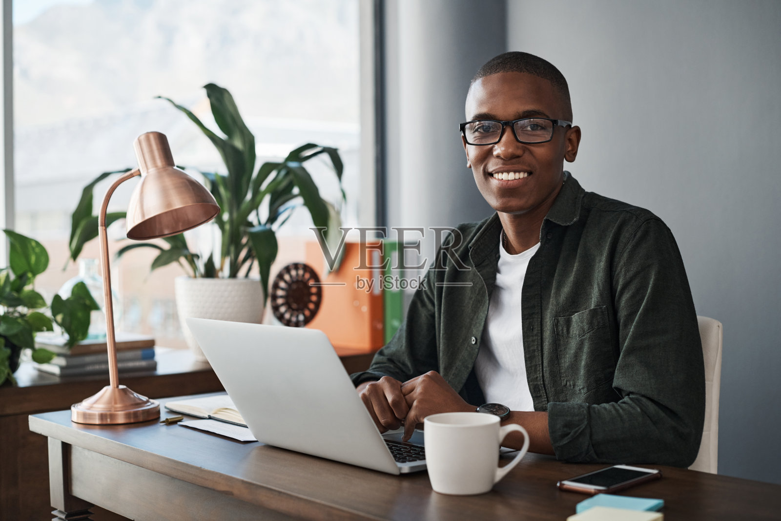 一张年轻商人在笔记本电脑上打字的照片照片摄影图片
