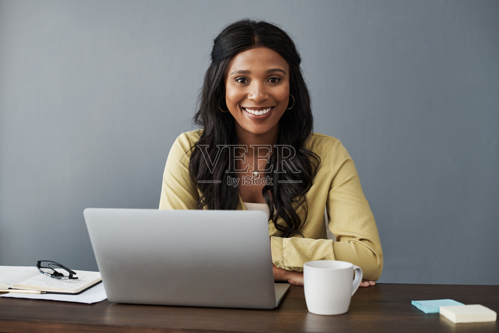 这是一个年轻的女商人在家工作的照片照片摄影图片