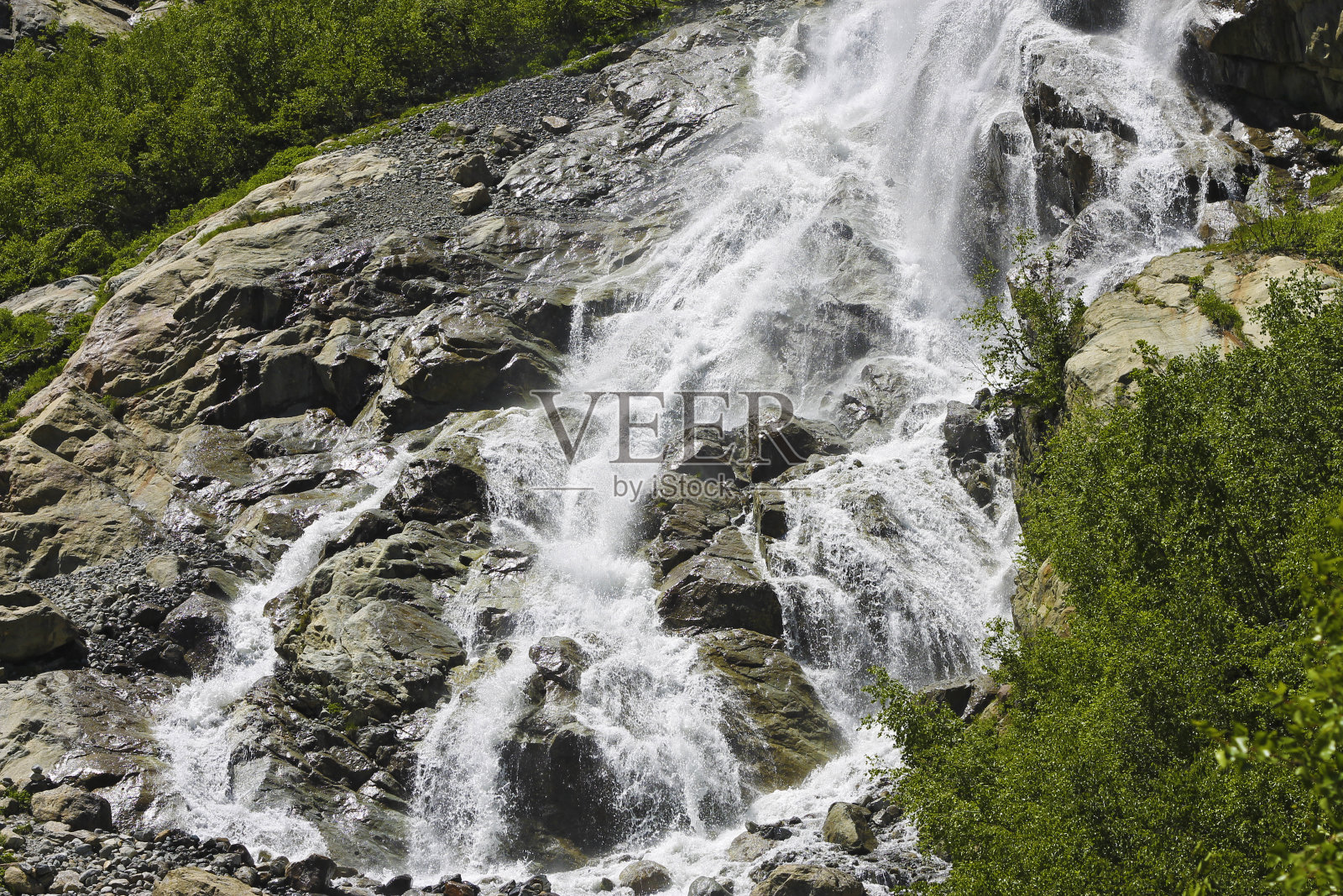 Alibek瀑布。Dombai山脉。北高加索山脉的风景照片摄影图片