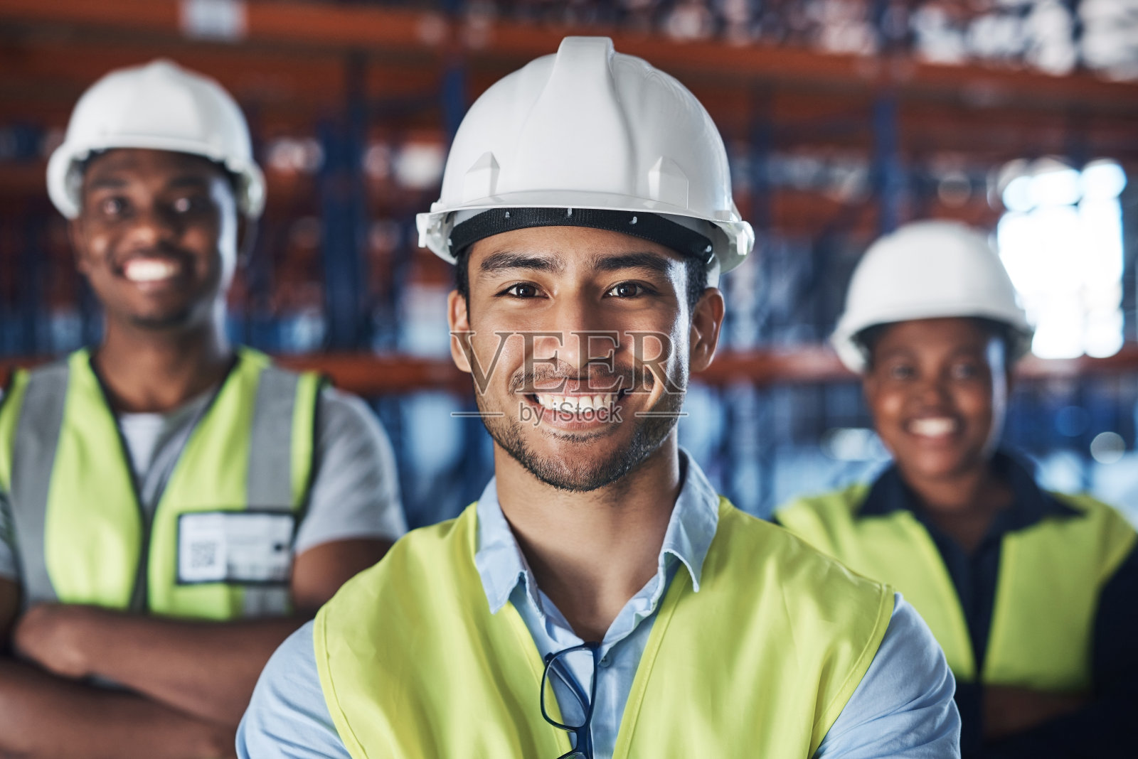 一群承包商一起站在仓库里照片摄影图片