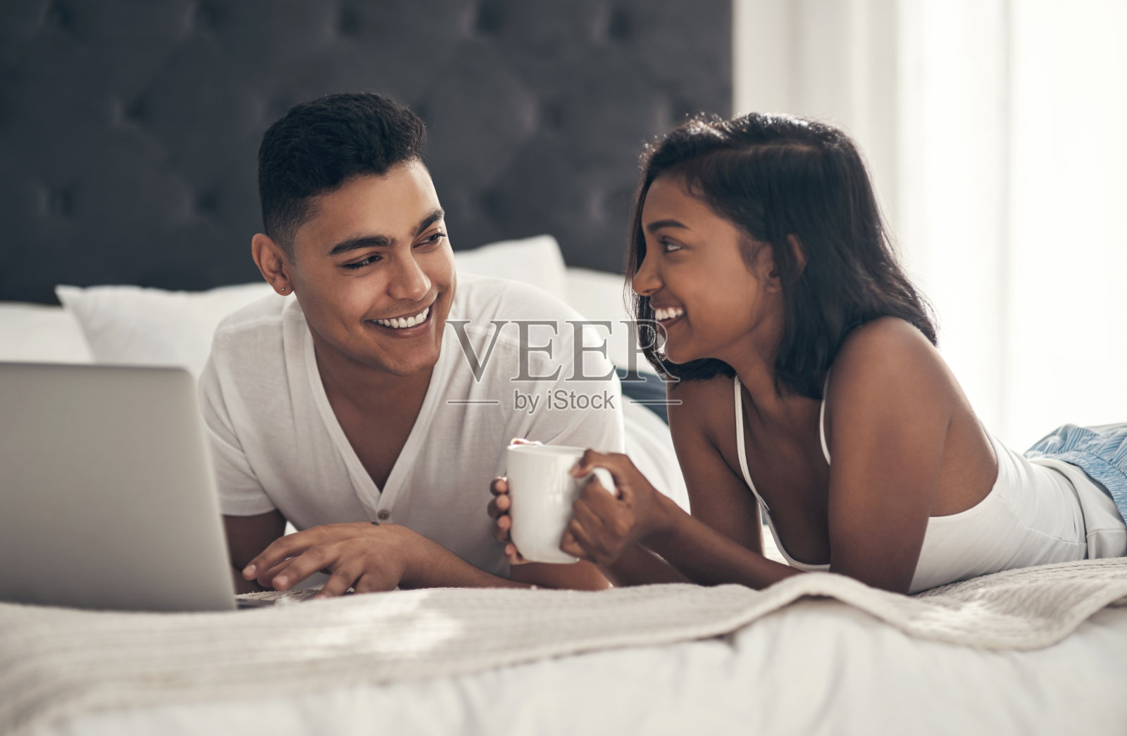 这是一对年轻夫妇使用笔记本电脑的照片照片摄影图片